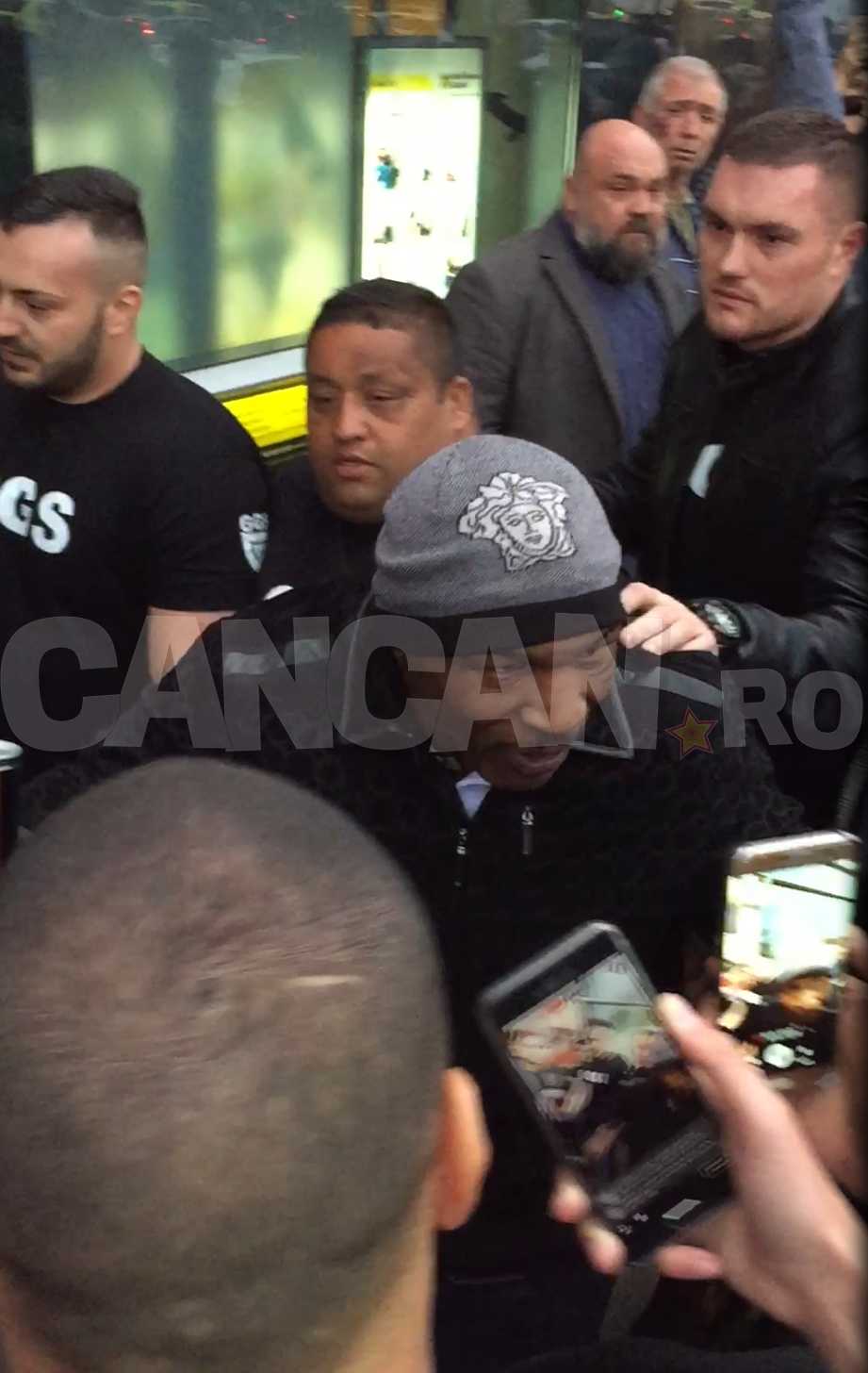 Mike Tyson a umblat doar înconjurat de o mini-armată de bodiguarzi!