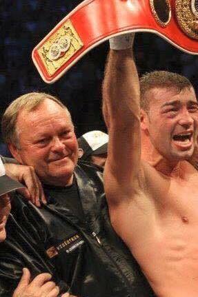 Lucian Bute se roaga ca unul dintre prietenii lui sa supravietuiasca, dupa ce a suferit un grav accident rutier.