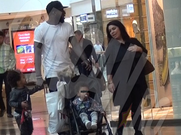 Harlem Gnohéré, la plimbare în mall cu soţia şi copiii