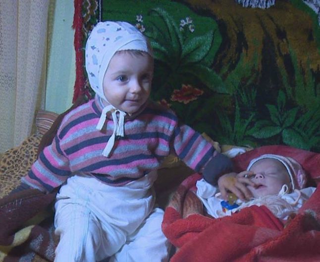 Cele două micuţe au fost salvate de frăţiorul lor, devenit erou fără voie.