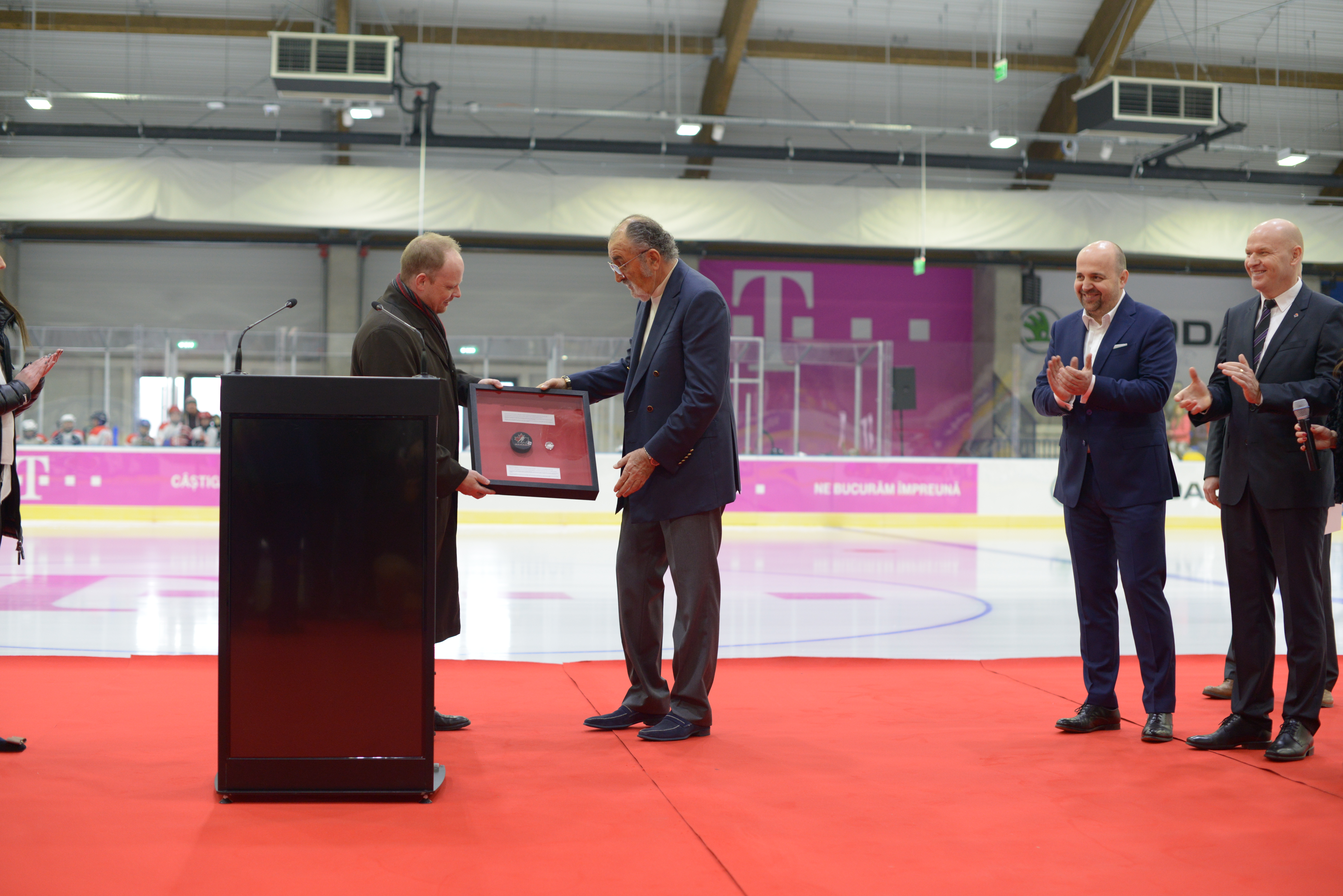 Ambasadorul Canadei în România, Kevin Hamilton, i-a făcut un cadou minunat lui Ion Ţiriac: un puc şi o monedă norocoasă, ambele din ţara sa de origine