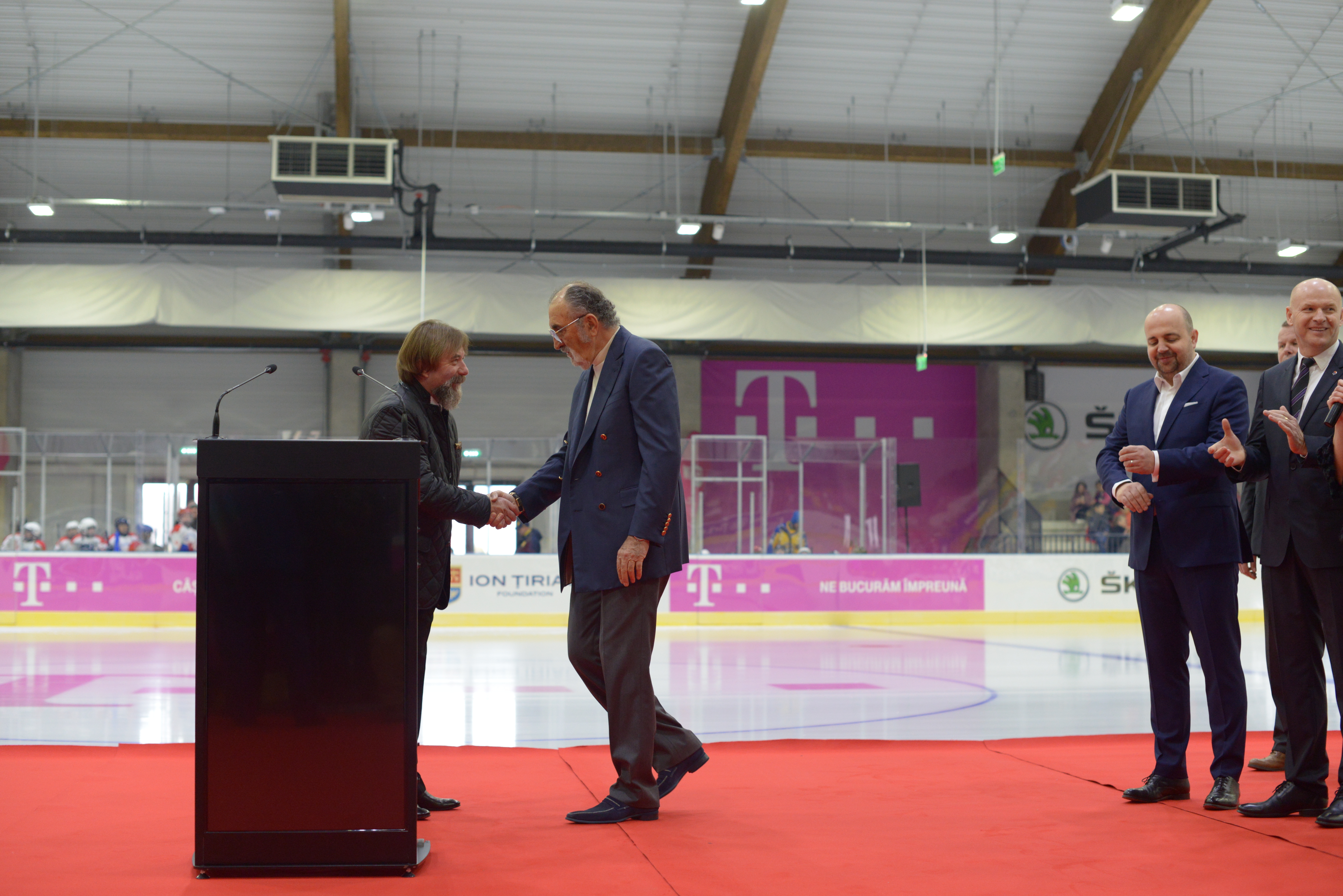 Primarul oraşului Otopeni, Silviu Constantin Gheorghe, i-a mulţumit lui Ion Ţiriac pentru ideea extraordinară a patinoarului. Ion Ţiriac i-a mulţumit, la rândul său, primarului din Otopeni pentru ajutorul acordat