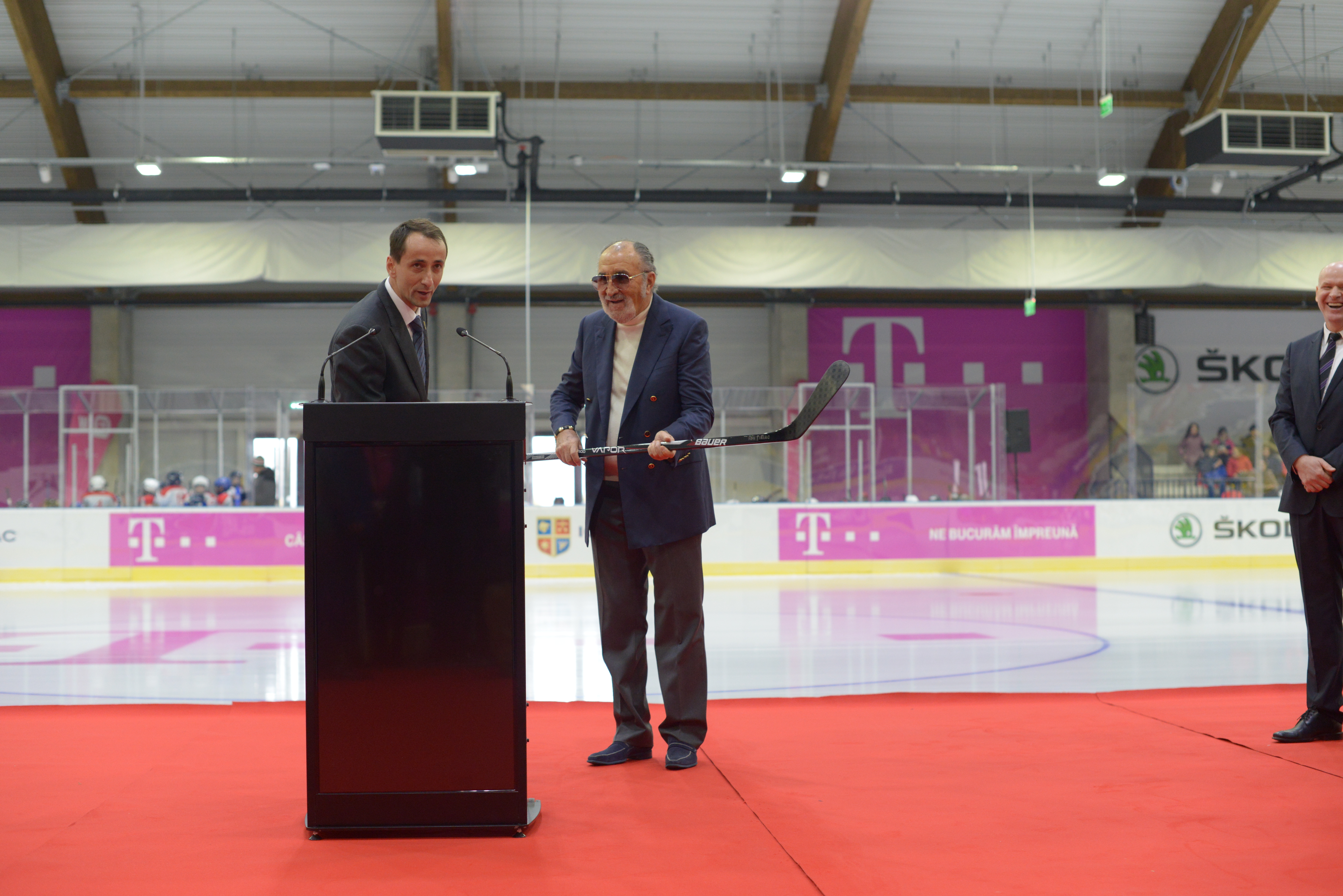 Preşedintele COSR Mihai Covaliu i-a dăruit o crosă de hochei lui Ion Ţiriac