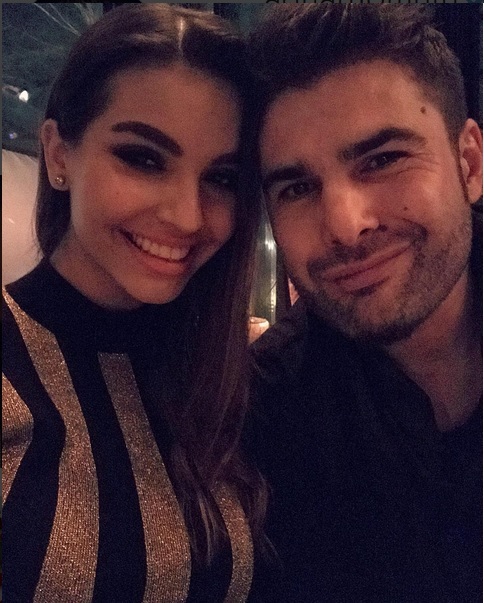 Adrian o răsfaţă pe Sandra.