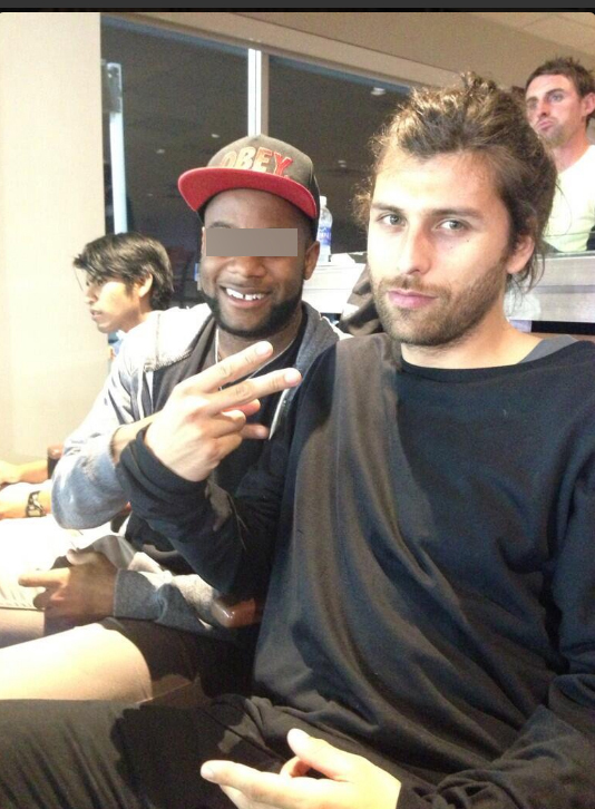 Toja şi-a prins părul în coc şi şi-a lăsat barbă