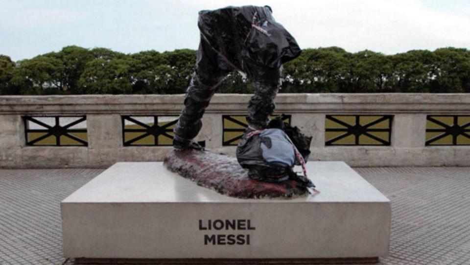Aşa arată statuia lui Messi după ce a fost vandalizată