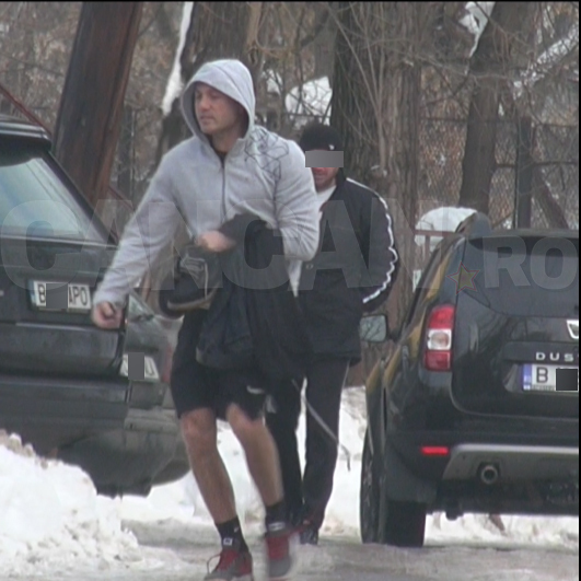 Temperatura de -10 grade nu l-a speriat pe Adi Ilie, care a înfruntat gerul în pantaloni scurţi