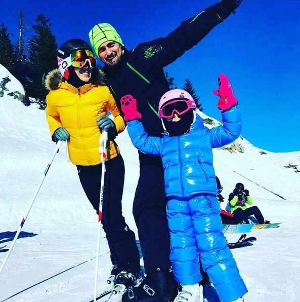 Gabi Tamaş se bucură din plin de vacanţa petrecută alături de soţie şi fetiţă.