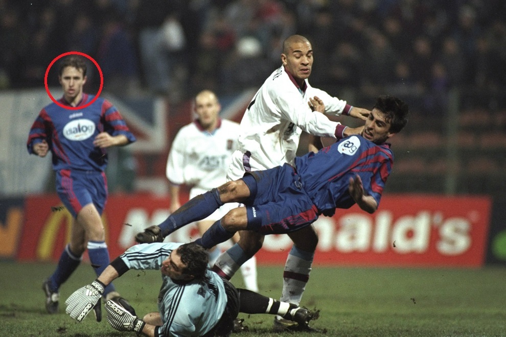 Aşa arăta Laurenţiu Reghecampf (primul din stânga) la victoria din 1997 a Stelei cu 2-1 în faţa lui Aston Villa