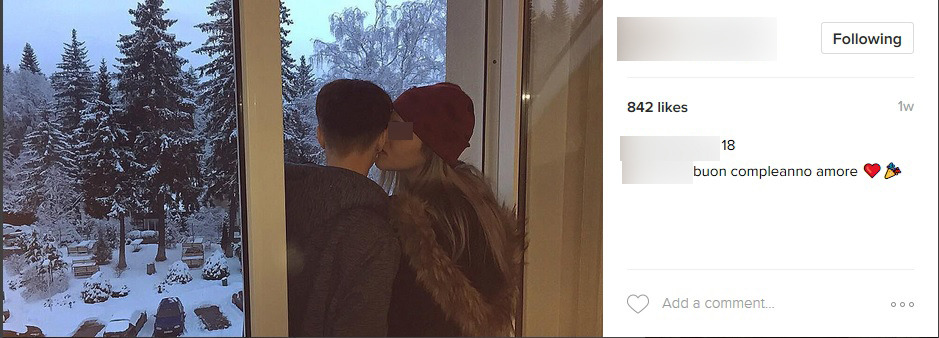 Cele două fete nu se feresc să se fotografieze în ipostaze inedite, nedorind să ţină ascunsă relaţia specială pe care o au de ceva vreme.