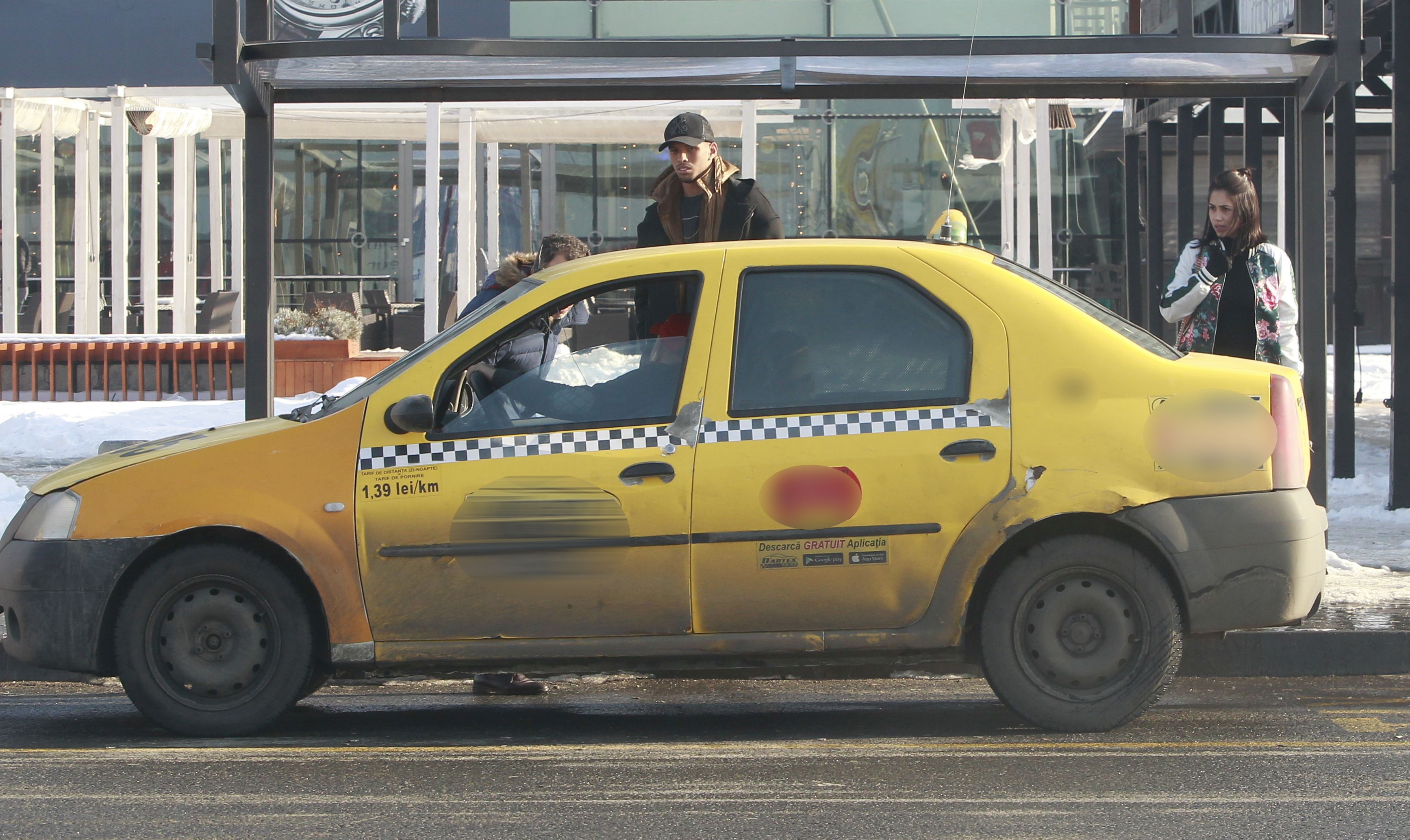 Atunci când au ajuns lângă maşina acestui taximetrist, fiul lui Rivaldo a petrecut minute bune privindu-l cu atenţie pe şofer şi discutând cu el, părând că-l recunoaşte din noaptea în care i-a dispărut subtil portofelul.