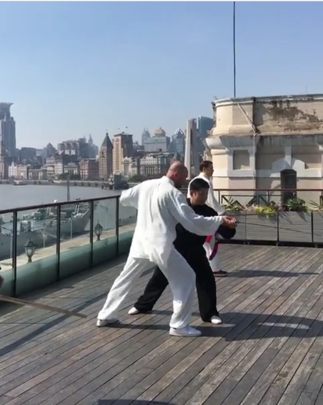 Zenga învaţă să mânuiască sabia