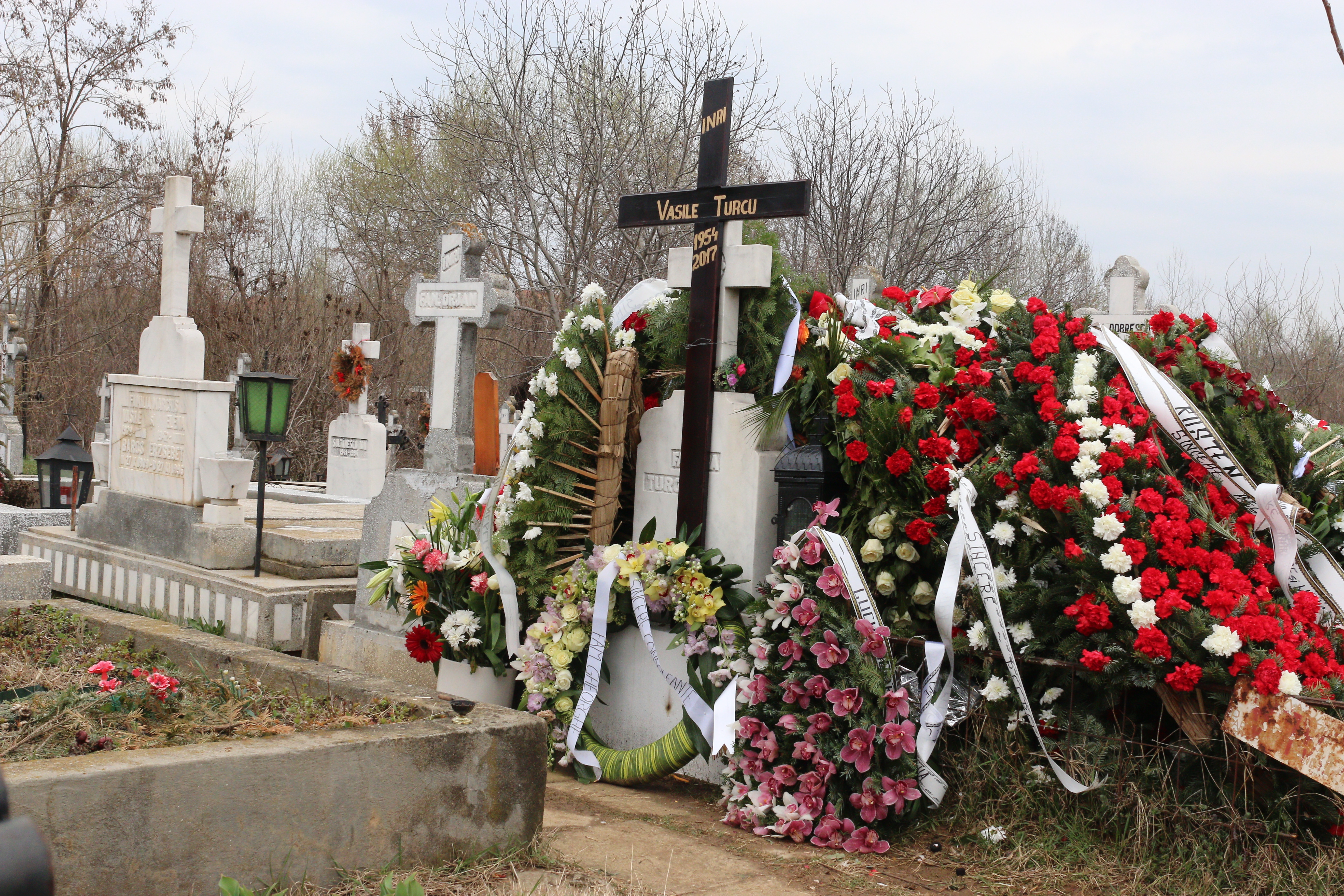 Cei care au dorit să lase un omagiu la mormântul lui Vasile Turcu au depus un număr absolut impresionant de coroane şi flori, majoritatea în culorile alb şi roşu, emblematice pentru Clubul Dinamo, al cărui acţionar a fost pentru o perioadă bună de timp.