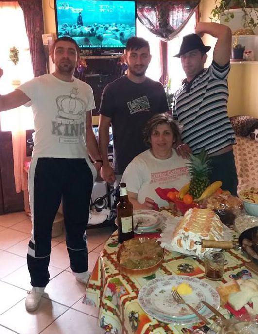 Mama lui Emanuel este împietrită de durere după moartea lui Emanuel. (n.r. centru)