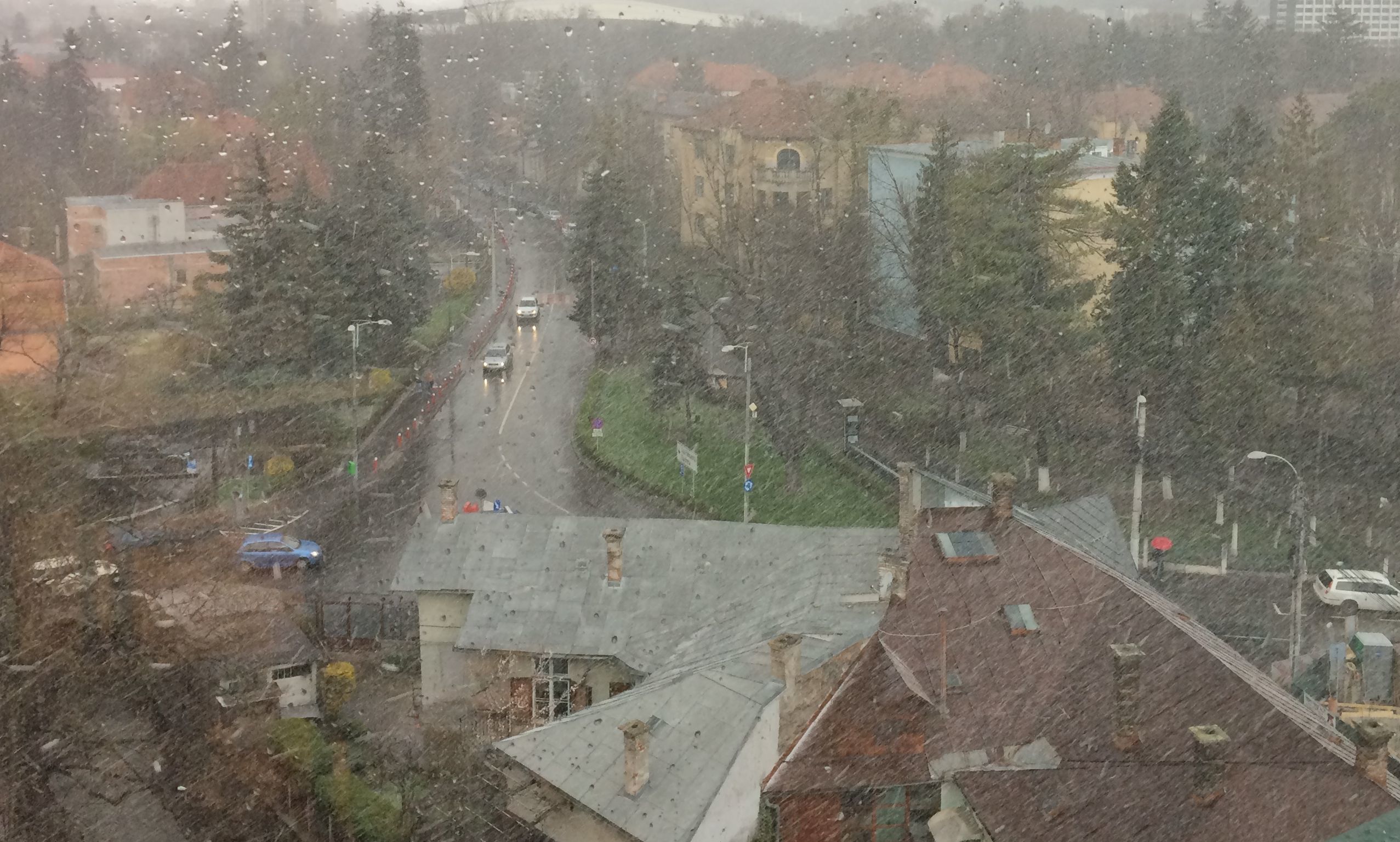 Condiţiile atmosferice de la Cluj nu sunt propice pentru un meci de fotbal, însă câţiva suporteri români au venit totuşi la hotelul în care sunt cazaţi jucătorii naţionalei.