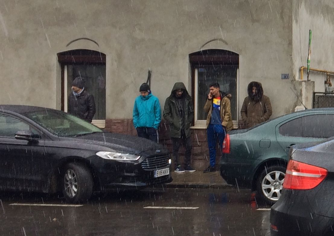 Condiţiile atmosferice de la Cluj nu sunt propice pentru un meci de fotbal, însă câţiva suporteri români au venit totuşi la hotelul în care sunt cazaţi jucătorii naţionalei.