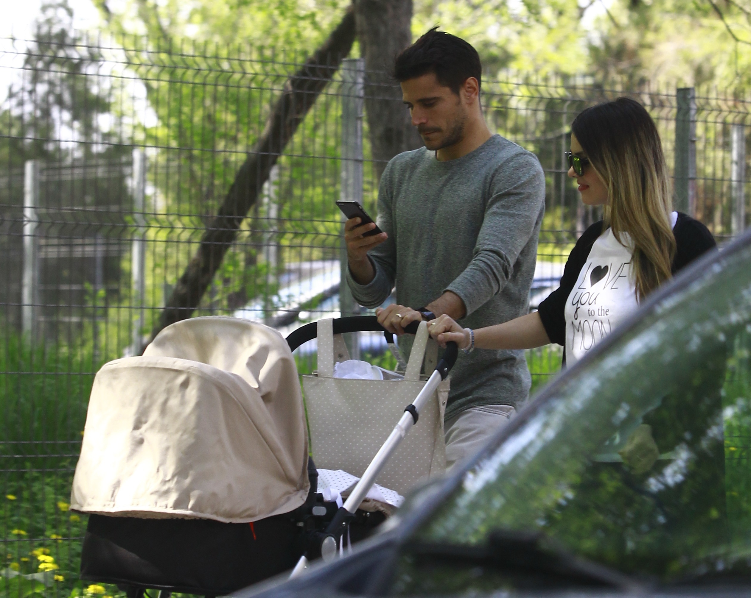 Romera Navarro şi-a scos soţia şi copilul la o plimbare în parc