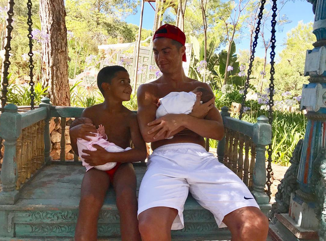 Cristiano Ronaldo, împreună cu cei trei copii