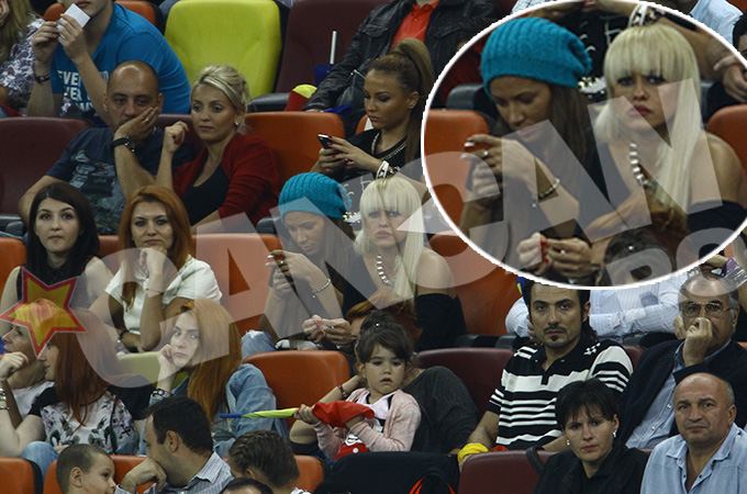 Roxana si Anda au fost mai interesate de telefoane decat de meci