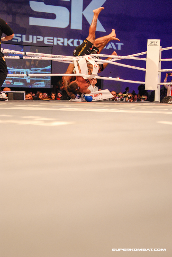 Iftimoaie sare peste corzile ringului