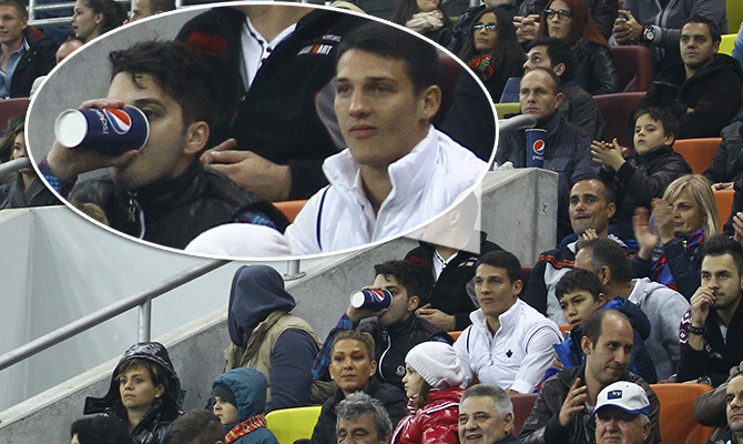 Nedespartiti. Gabi Matei a venit la meci alaturi de bunul sau prieten, cel care si-a facut nevoile pe gardul unei biserici in noaptea marii betii