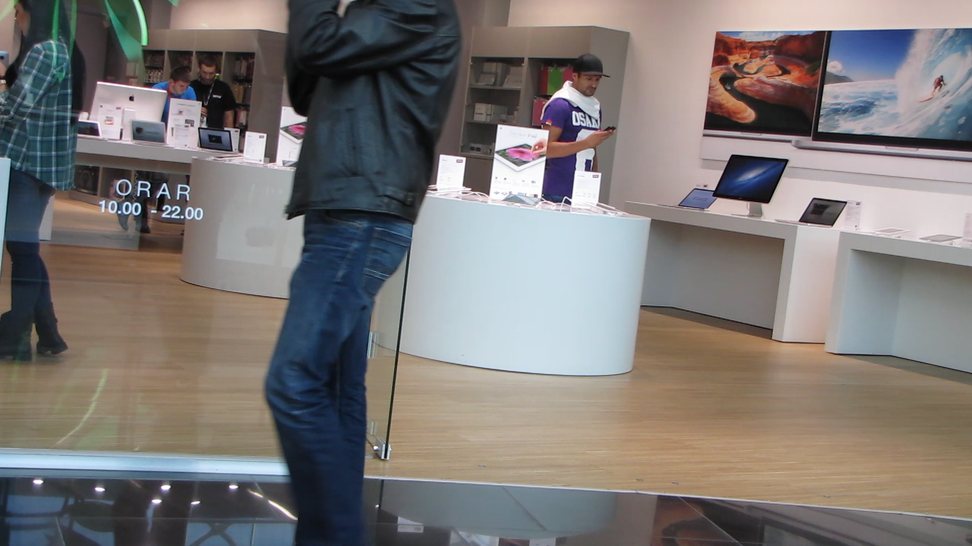 Distanti. Geraldo ramane atent la telefon, in timp ce partenera sa este cu ochii prin vitrine