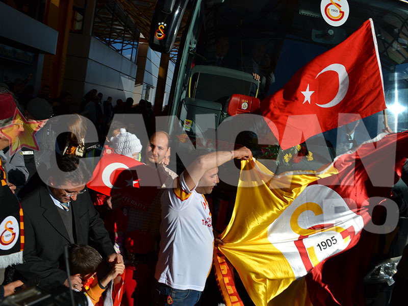 Terim, primit cu flori la Cluj! Giovani Becali s-a dus special la aeroport sa-l intalneasca pe antrenorul lui Galatasaray