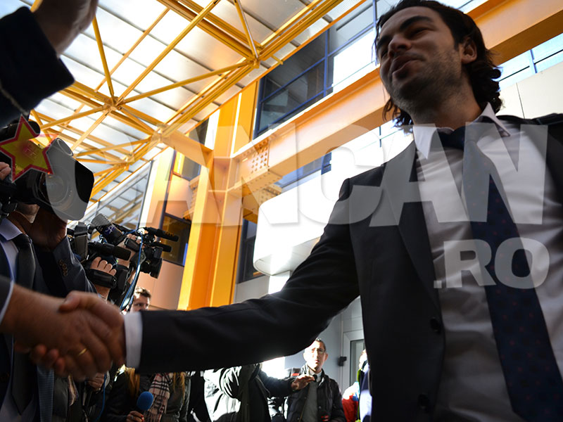 Terim, primit cu flori la Cluj! Giovani Becali s-a dus special la aeroport sa-l intalneasca pe antrenorul lui Galatasaray