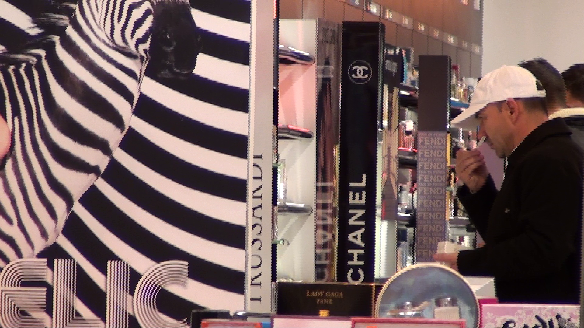 Atacantul a analizat cu atentie toate mostrele de parfum