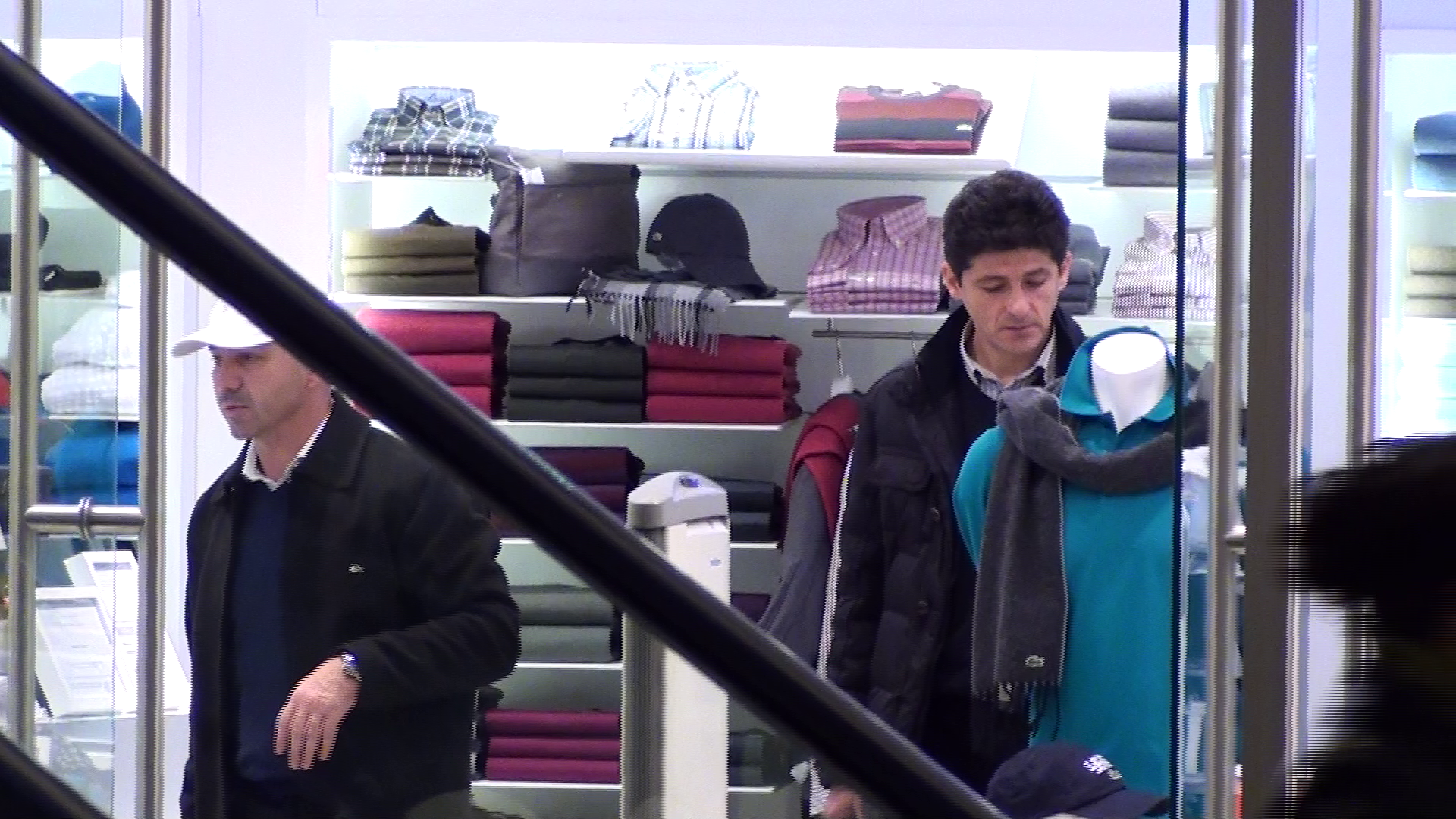 Cei doi fosti fotbalisti s-au uitat cu atentie si la haine