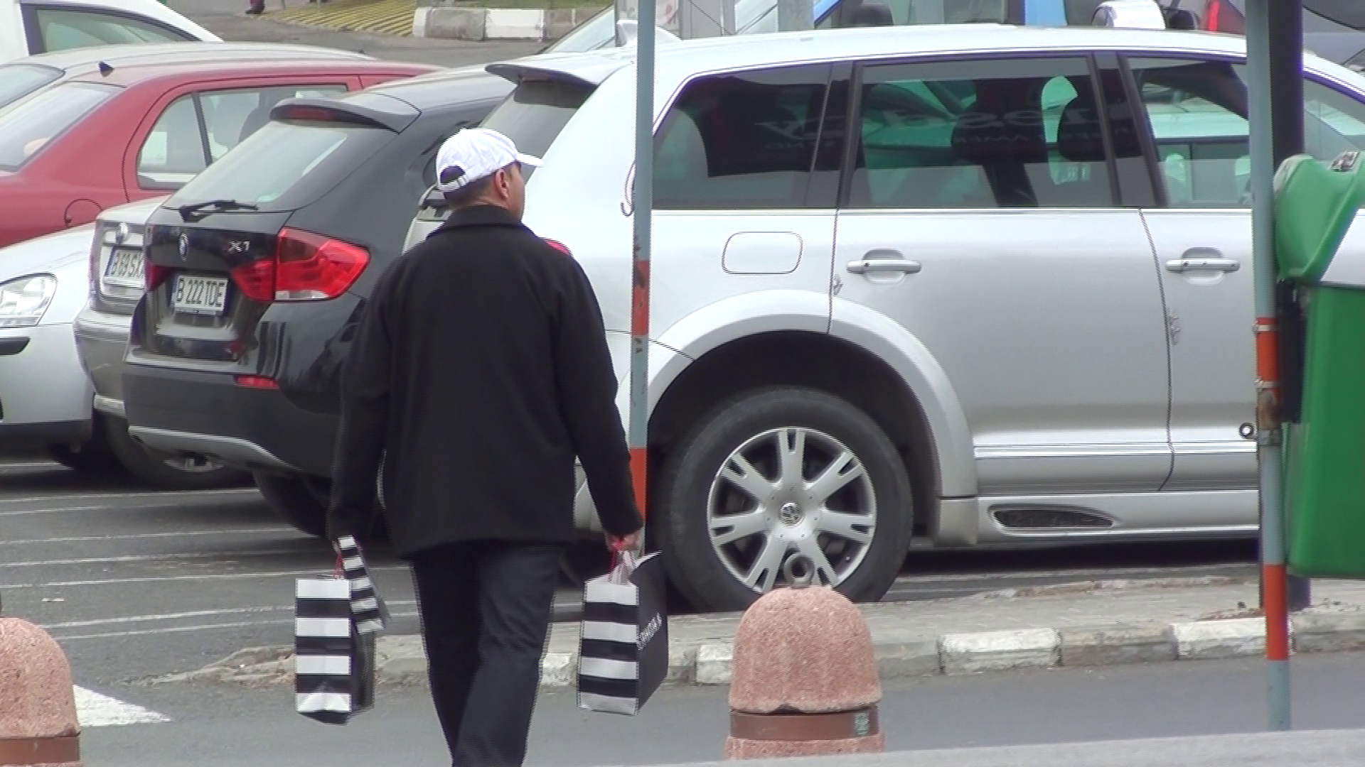 Jean Vladoiu a plecat din mall incarcat cu plase