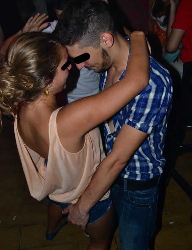 Rebecca se simte bine in compania tanarului cu care danseaza