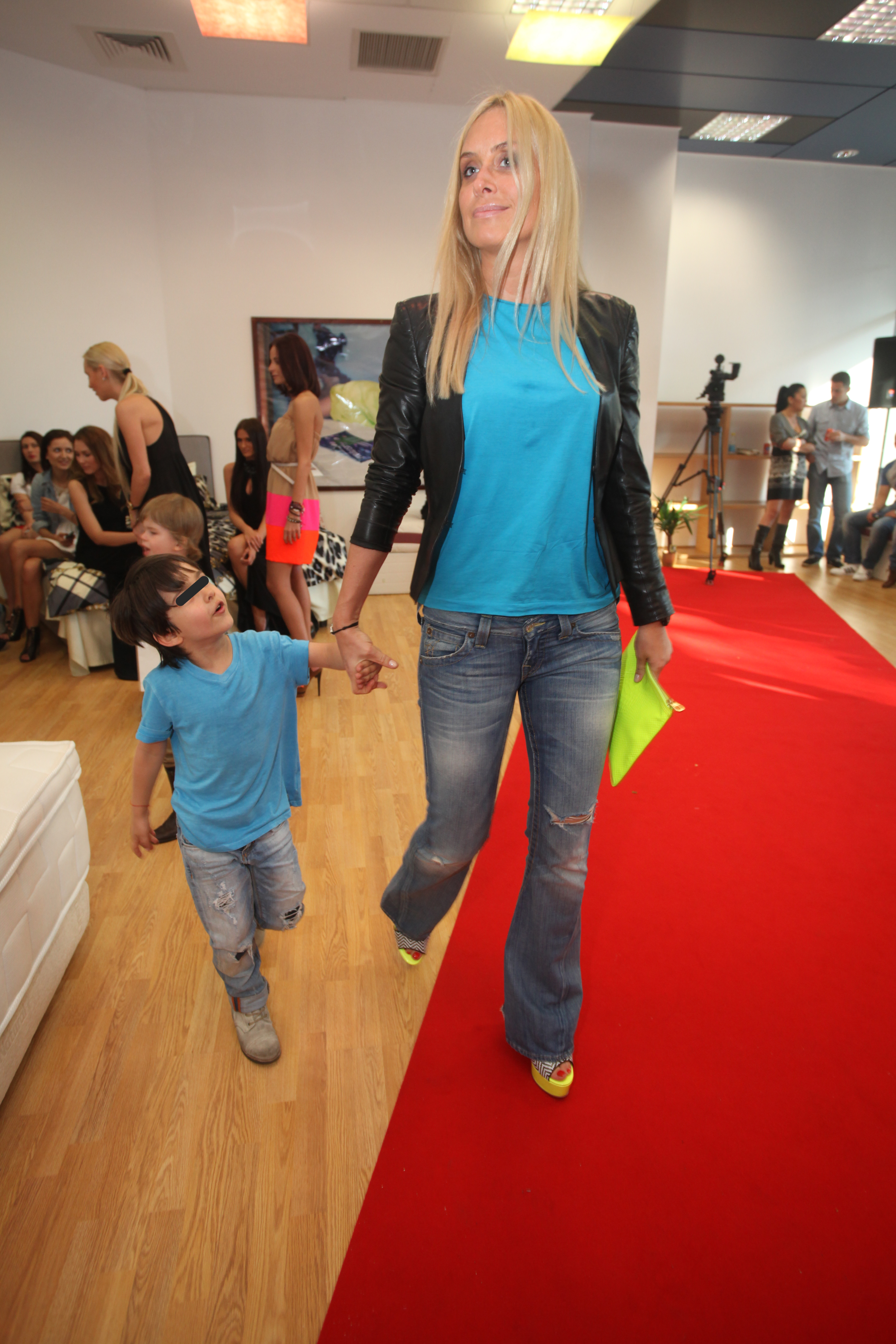 Vica si Edan, fiul selectionerului, in varsta de cinci ani