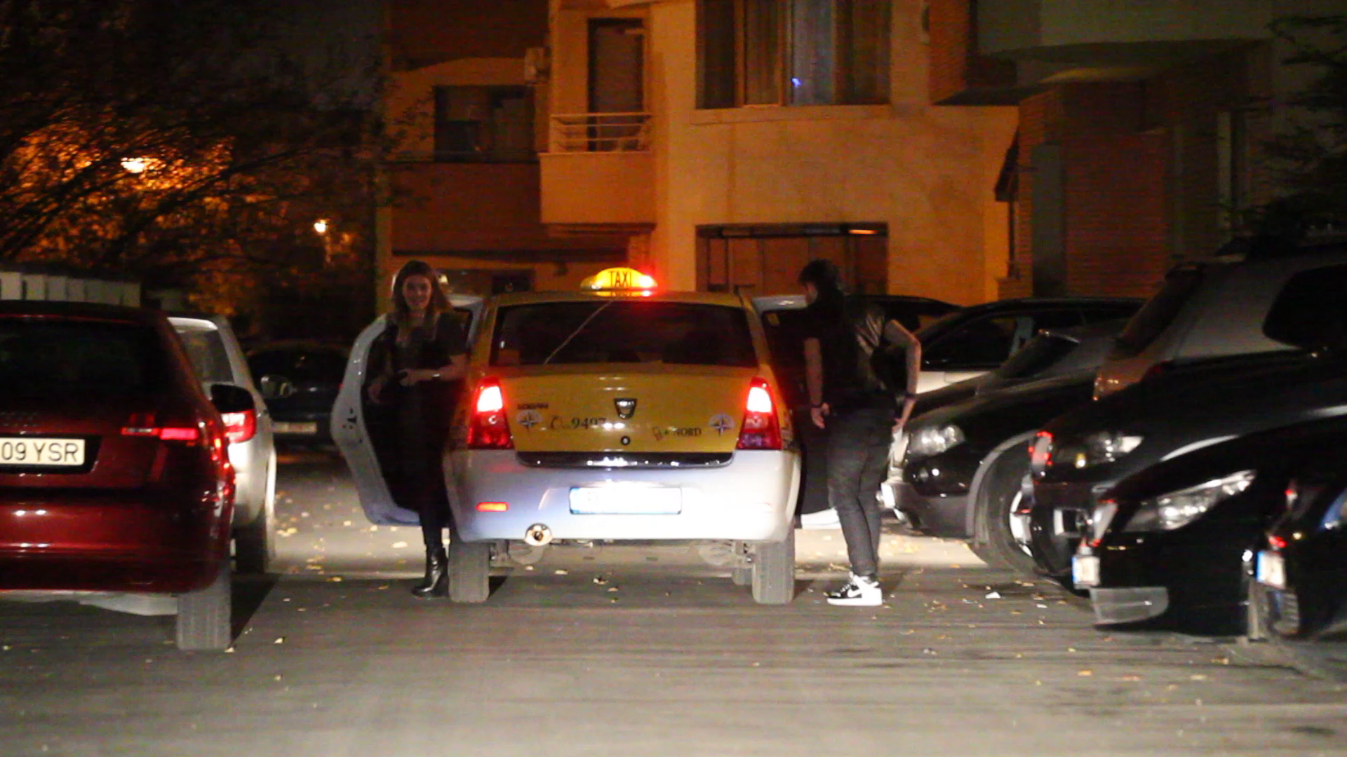 Radut si Pistol coboara din taxi