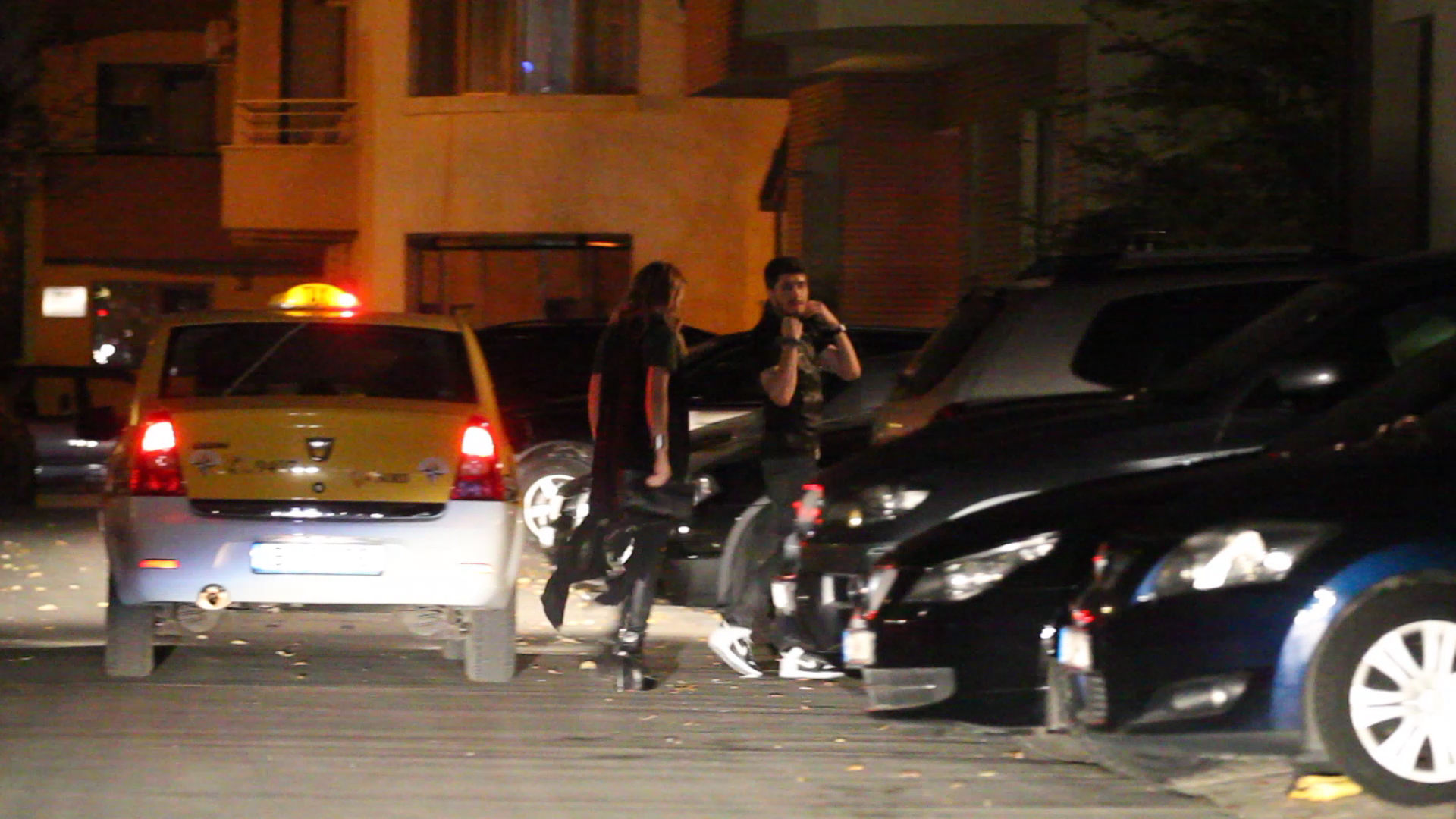 Radut si Pistol coboara din taxi