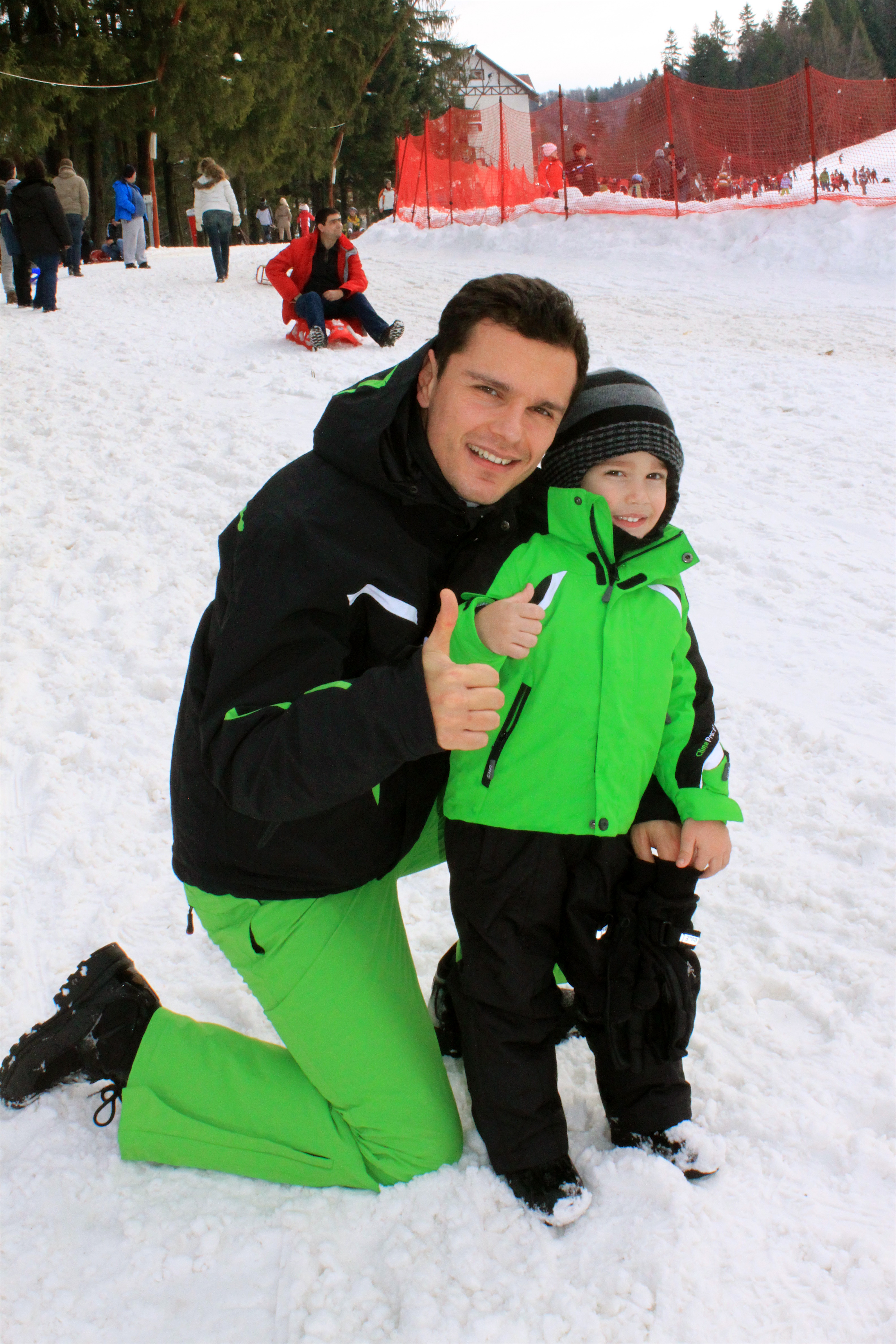 Vlad Munteanu si-a petrecut vacanta de iarna la munte impreuna cu familia si nasii lor