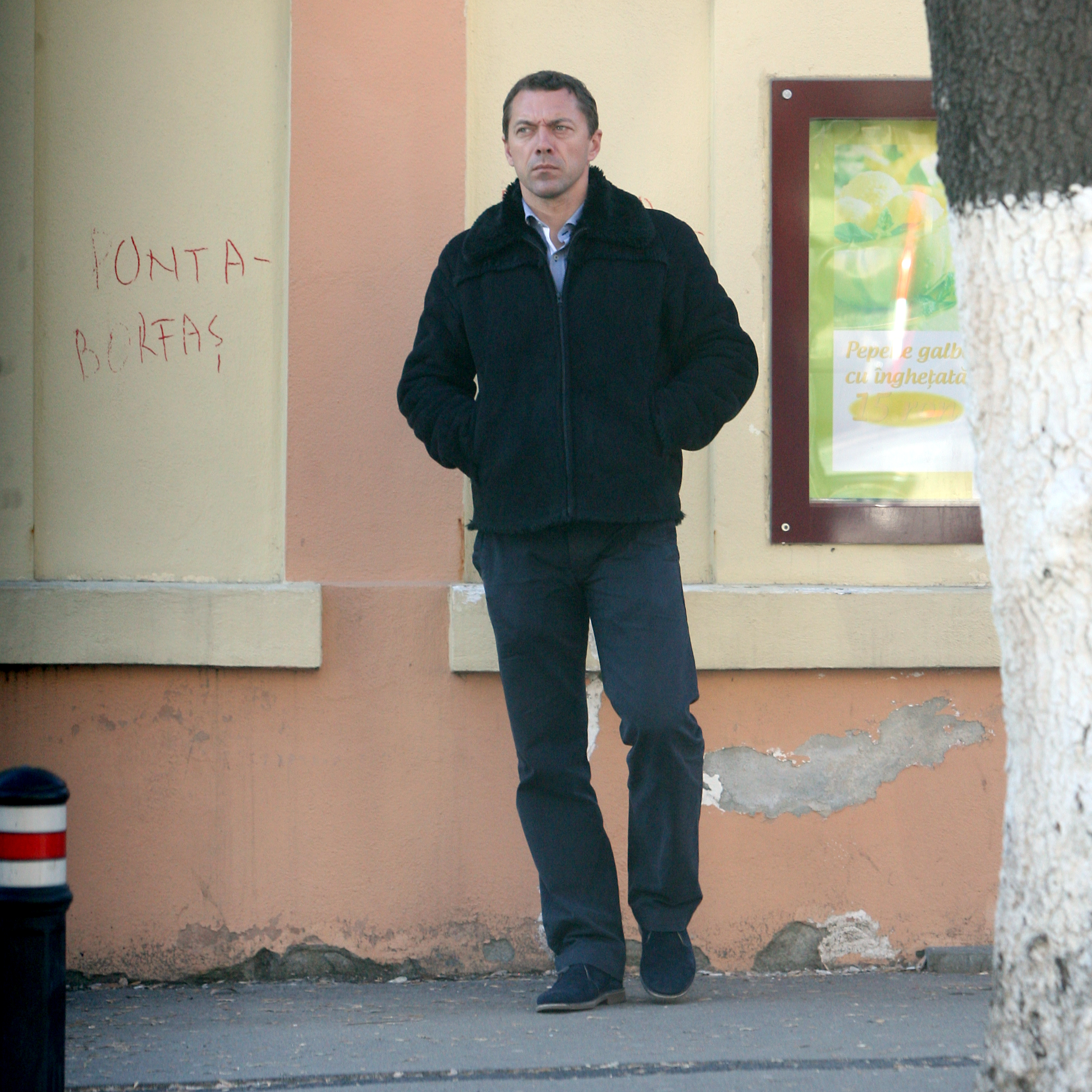 Laurentiu a stat minute bune in strada asteptand sa vina cineva sa-l ia