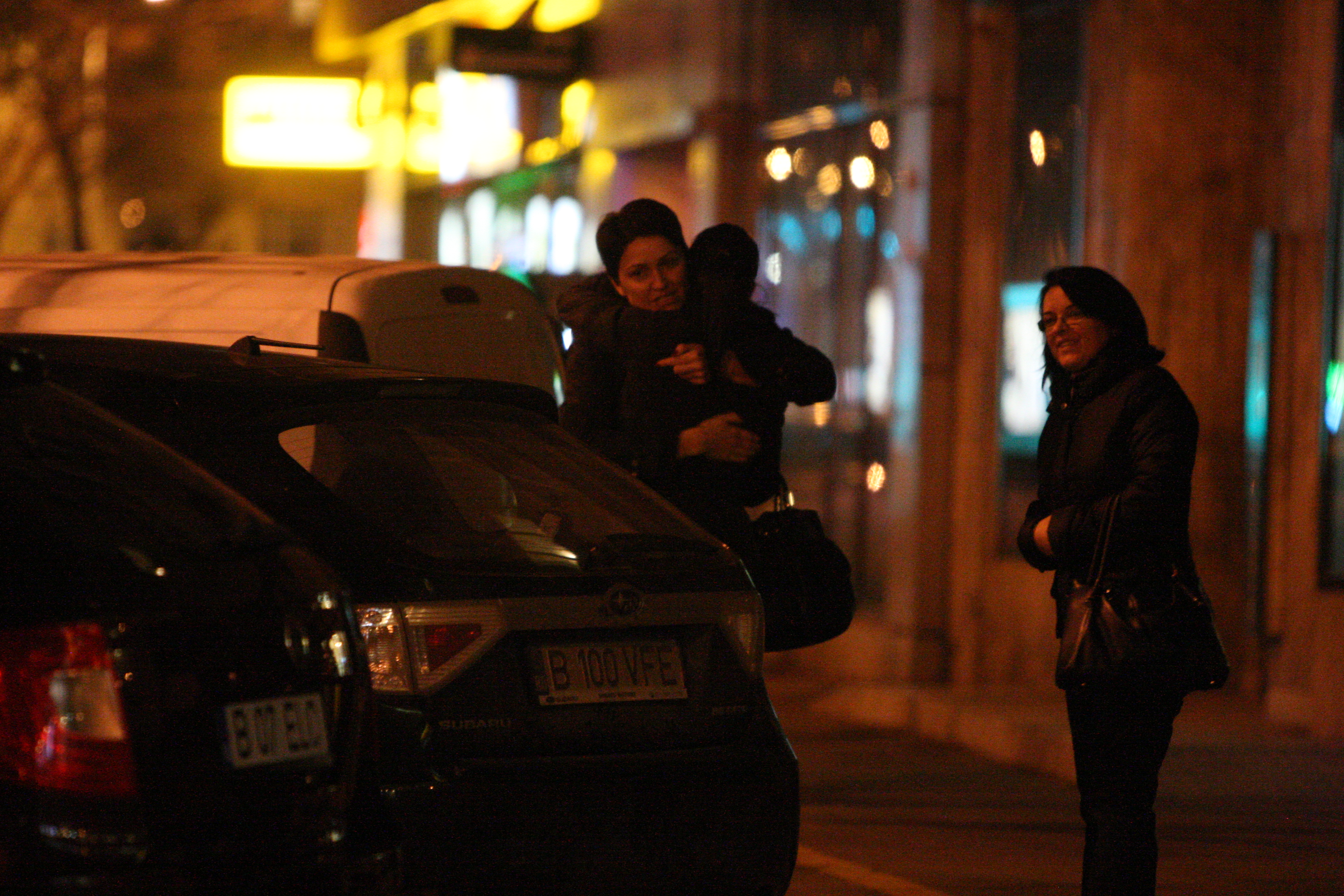 Femeia o inbratiseaza pe bruneta inainte de despartire