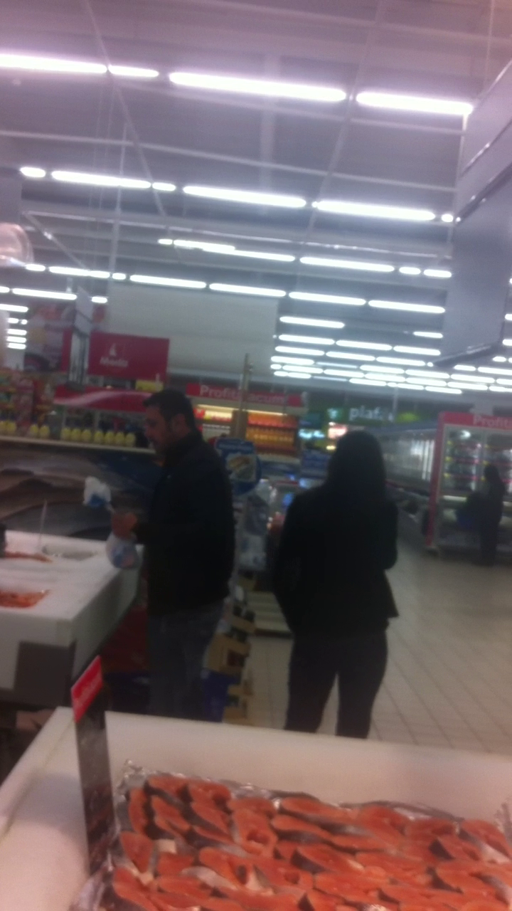 Cei doi s-au oprit la raionul cu peste si fructe de mare