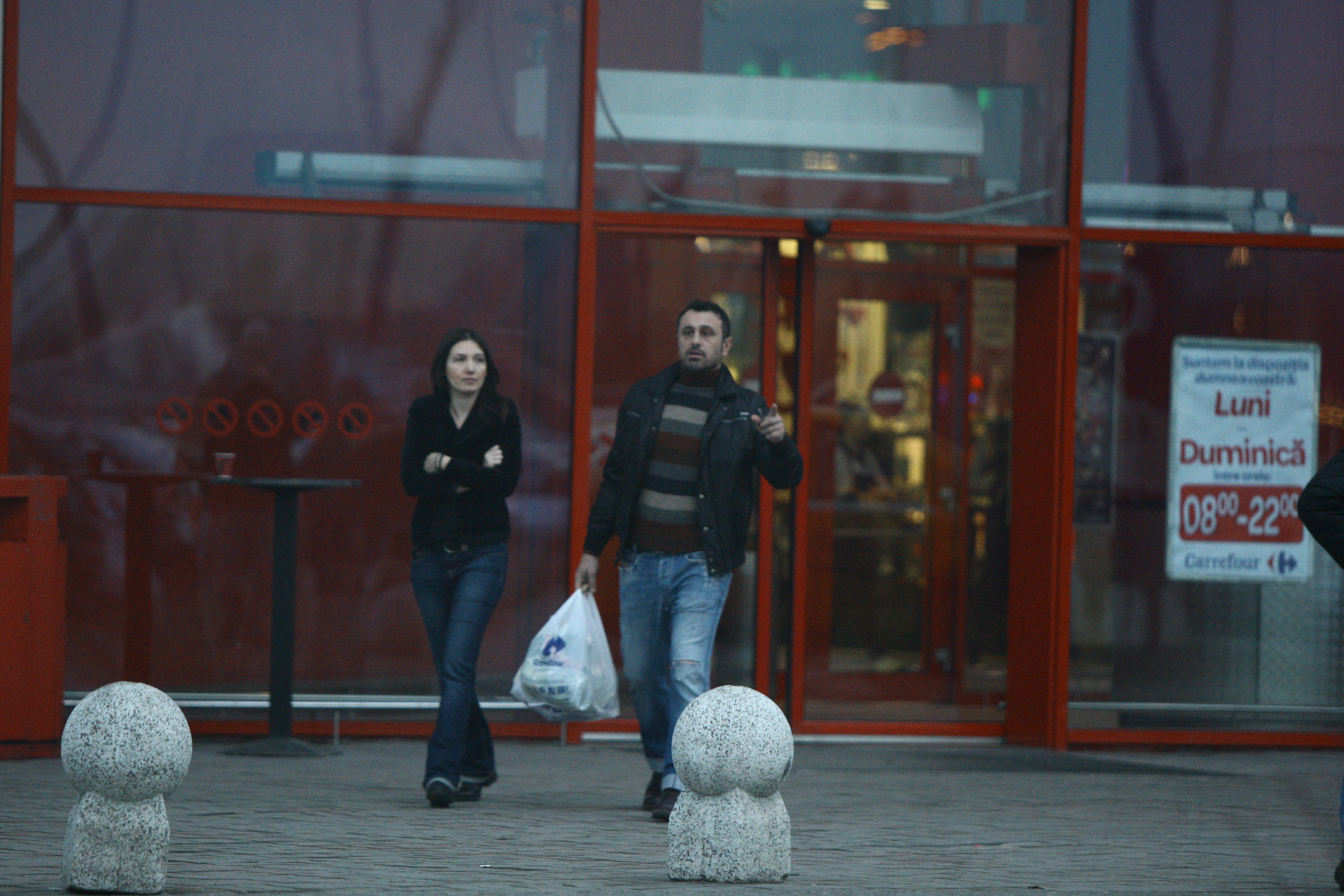 Fostul fotbalist iese din supermarket carand plasa cu alimente