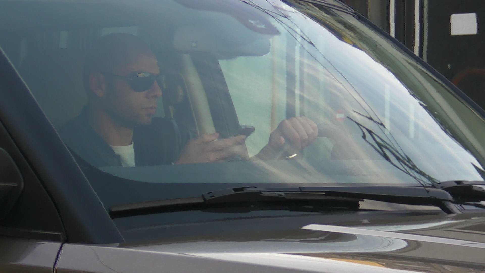 Suparat, barbatul se uita spre telefonul mobil