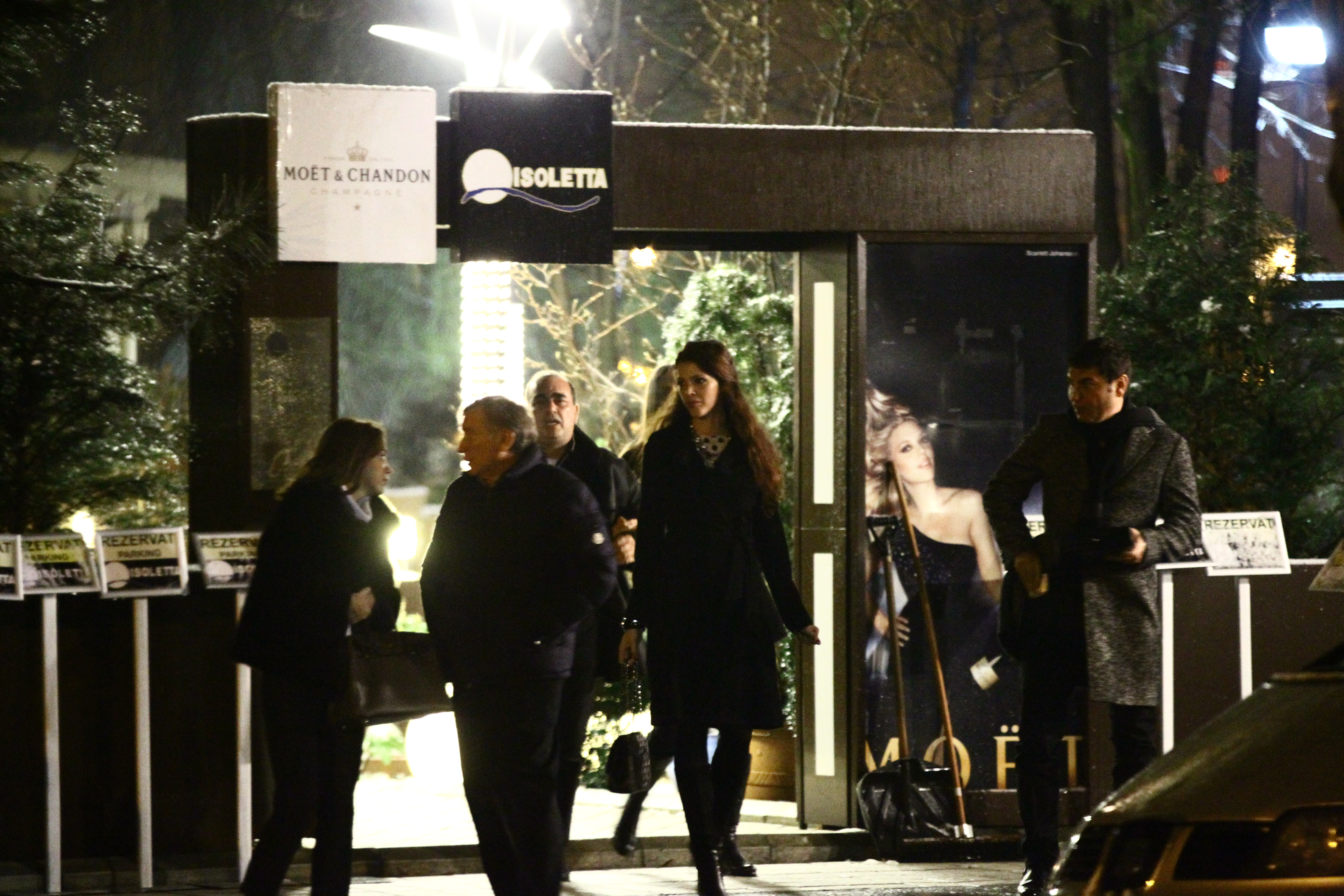 Toti sase pleaca in acelasi moment de la restaurant