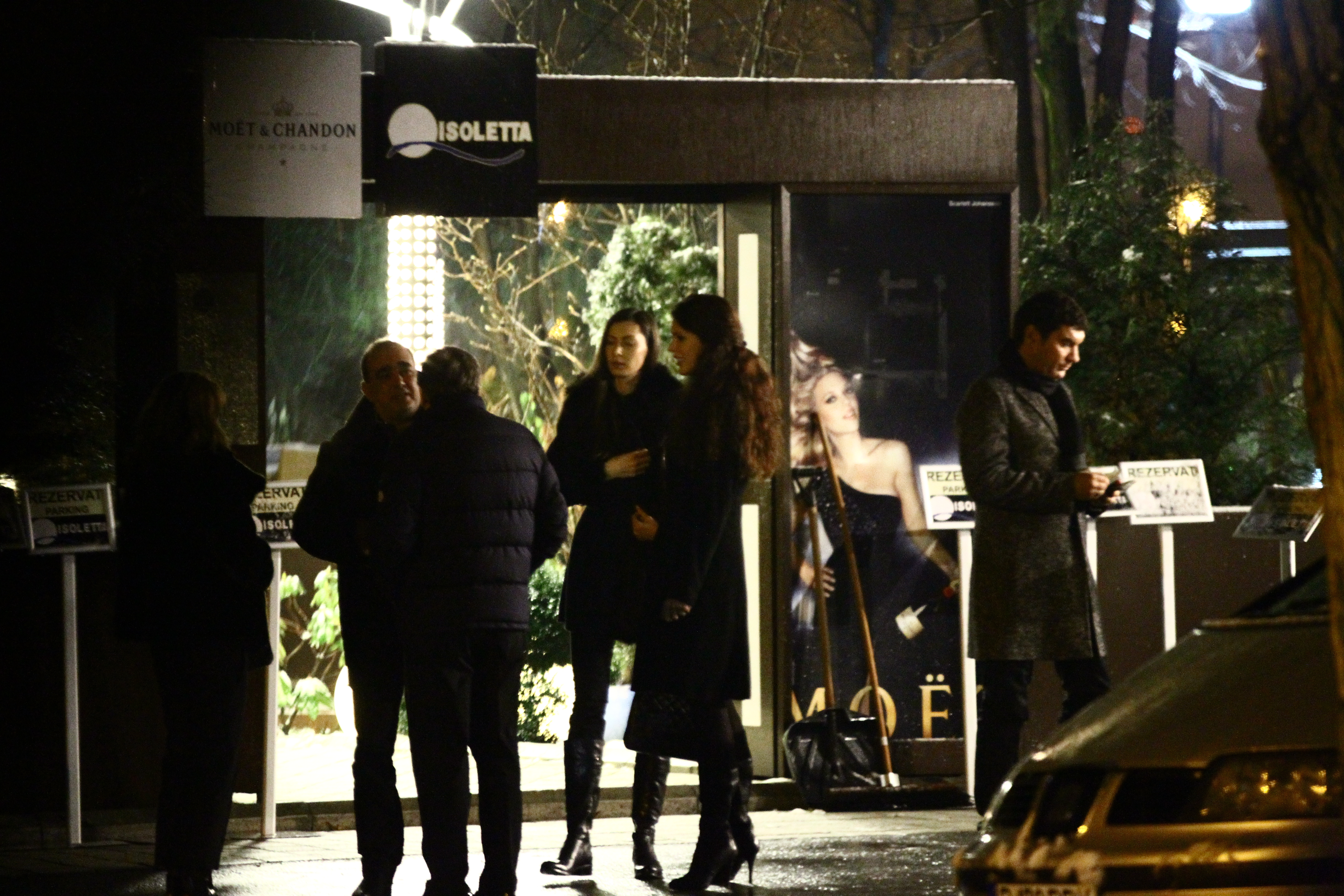 Desi au petrecut ore bune in restaurant, acestia mai stau de vorba si in fata localului