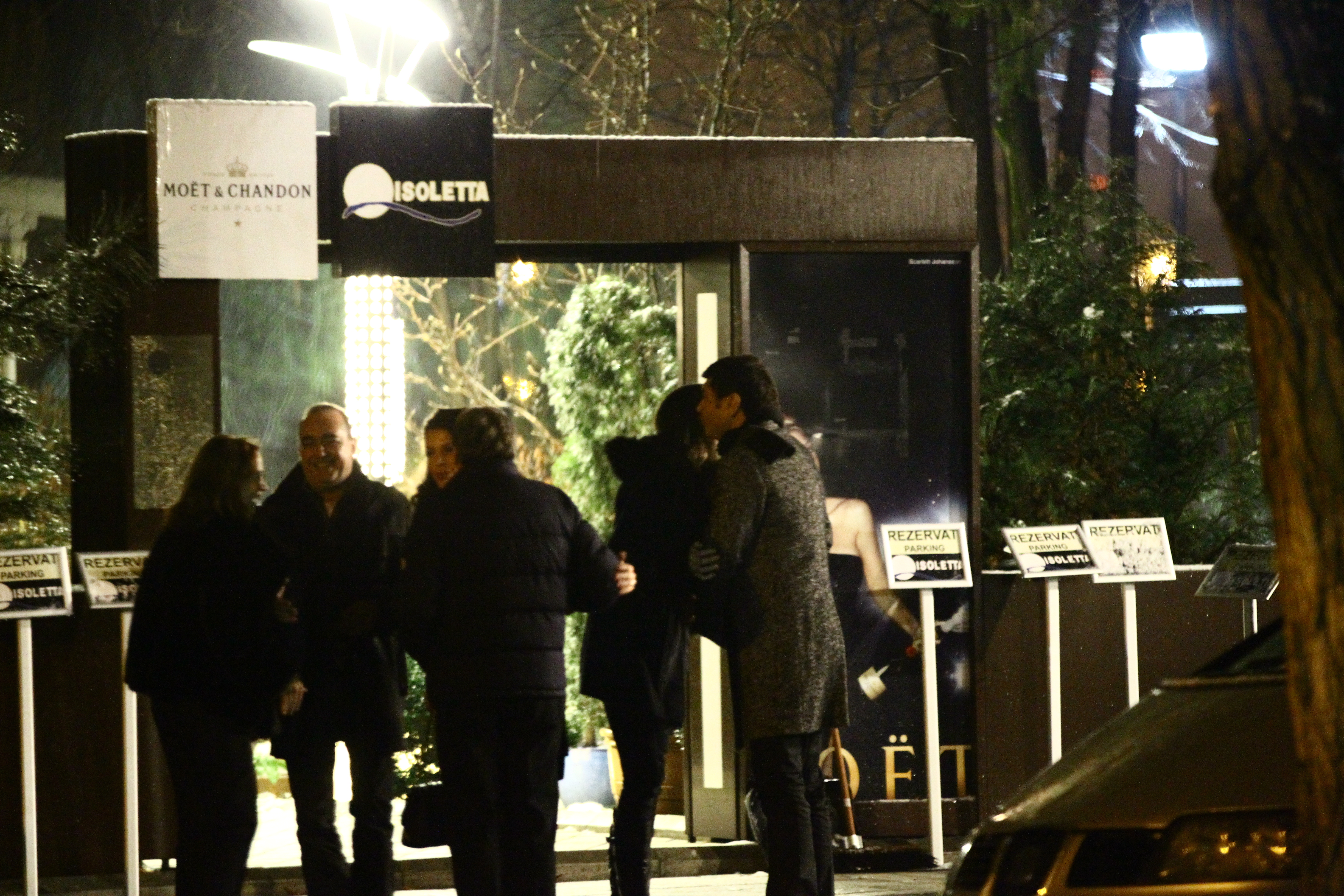 Cei sase rad, se imbratiseaza si se saruta de despartire