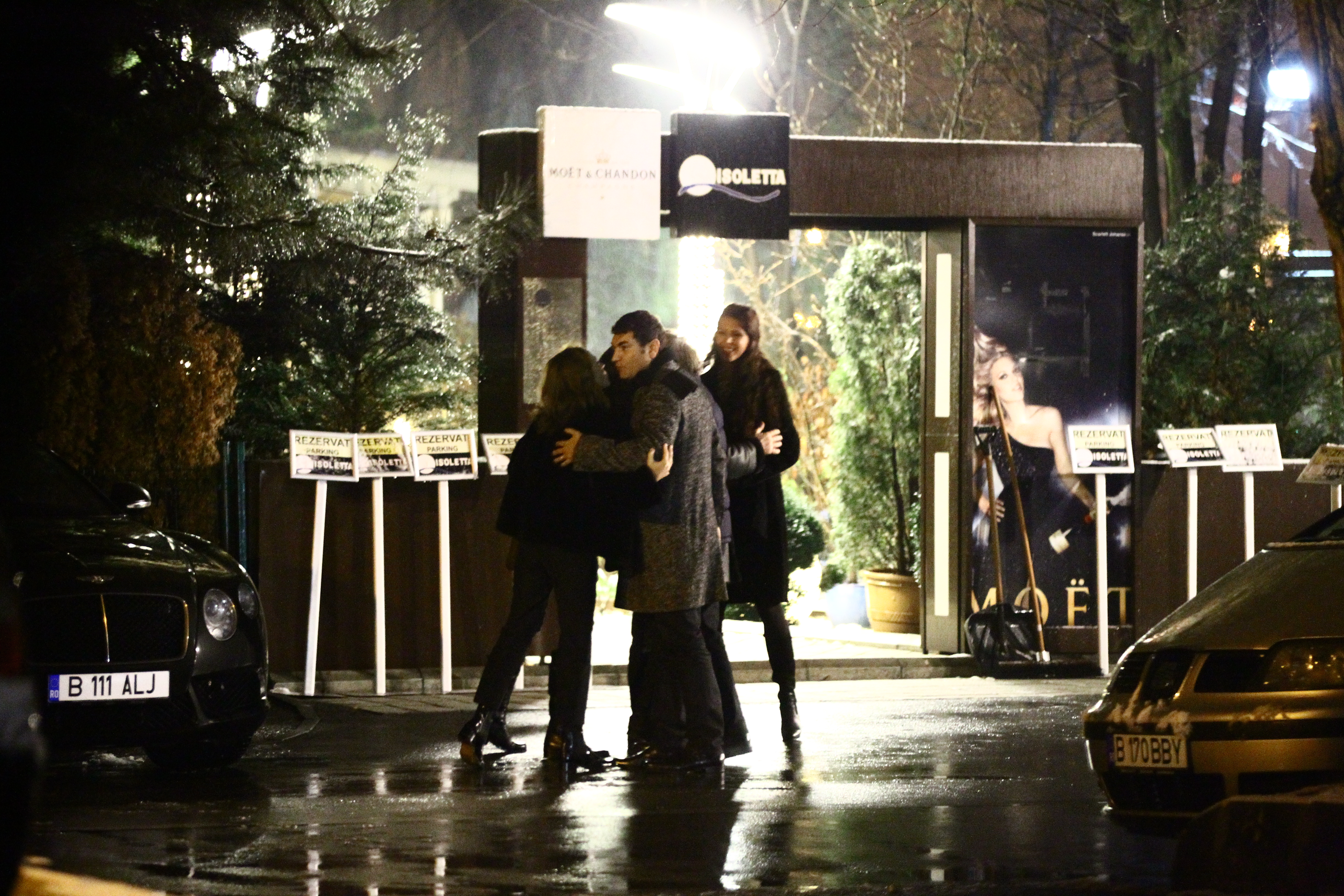 Cristi Borcea o imbratiseaza pe partenera lui Vova Cohn