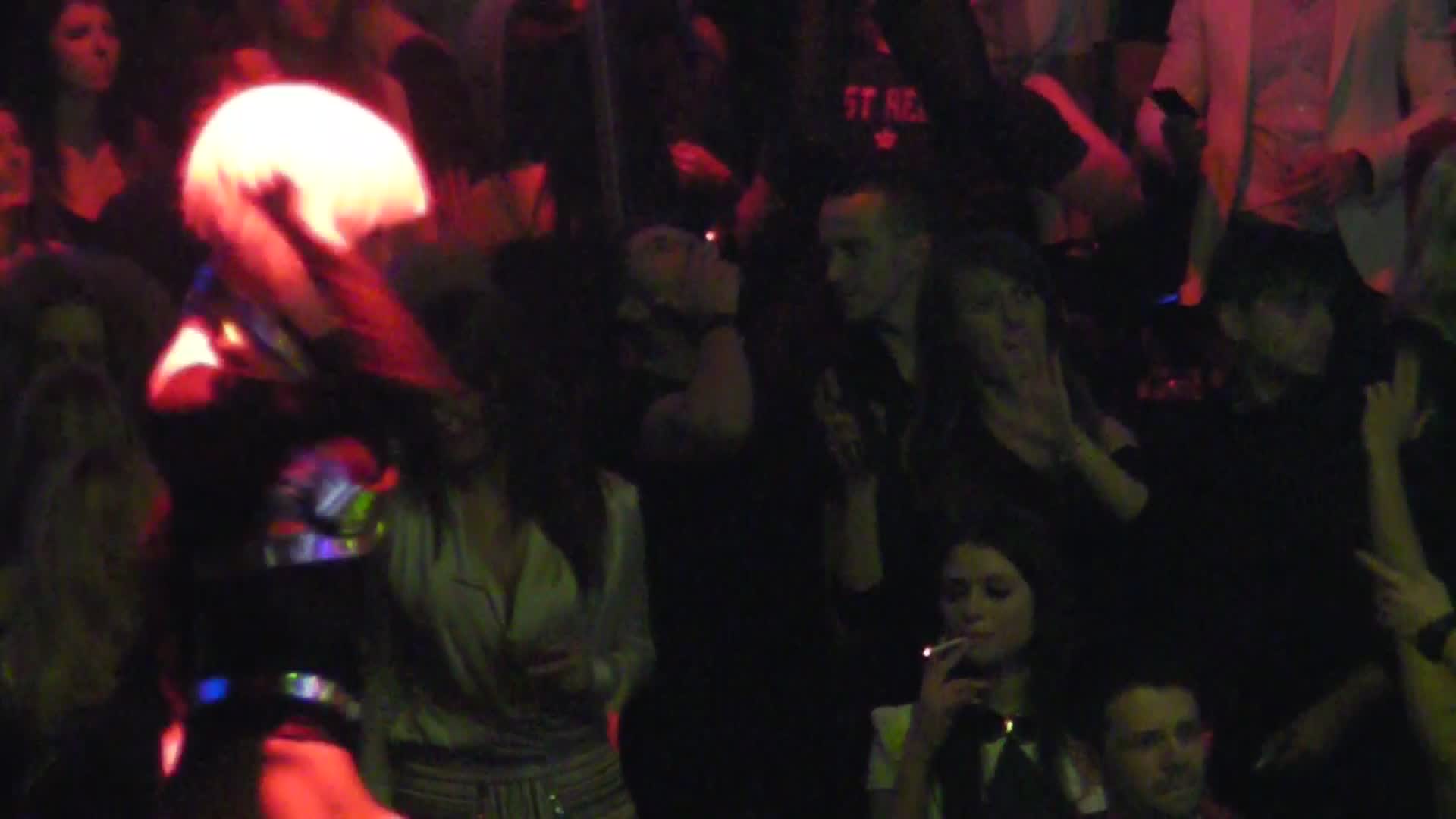 Adi fumeaza incontinuu in discoteca