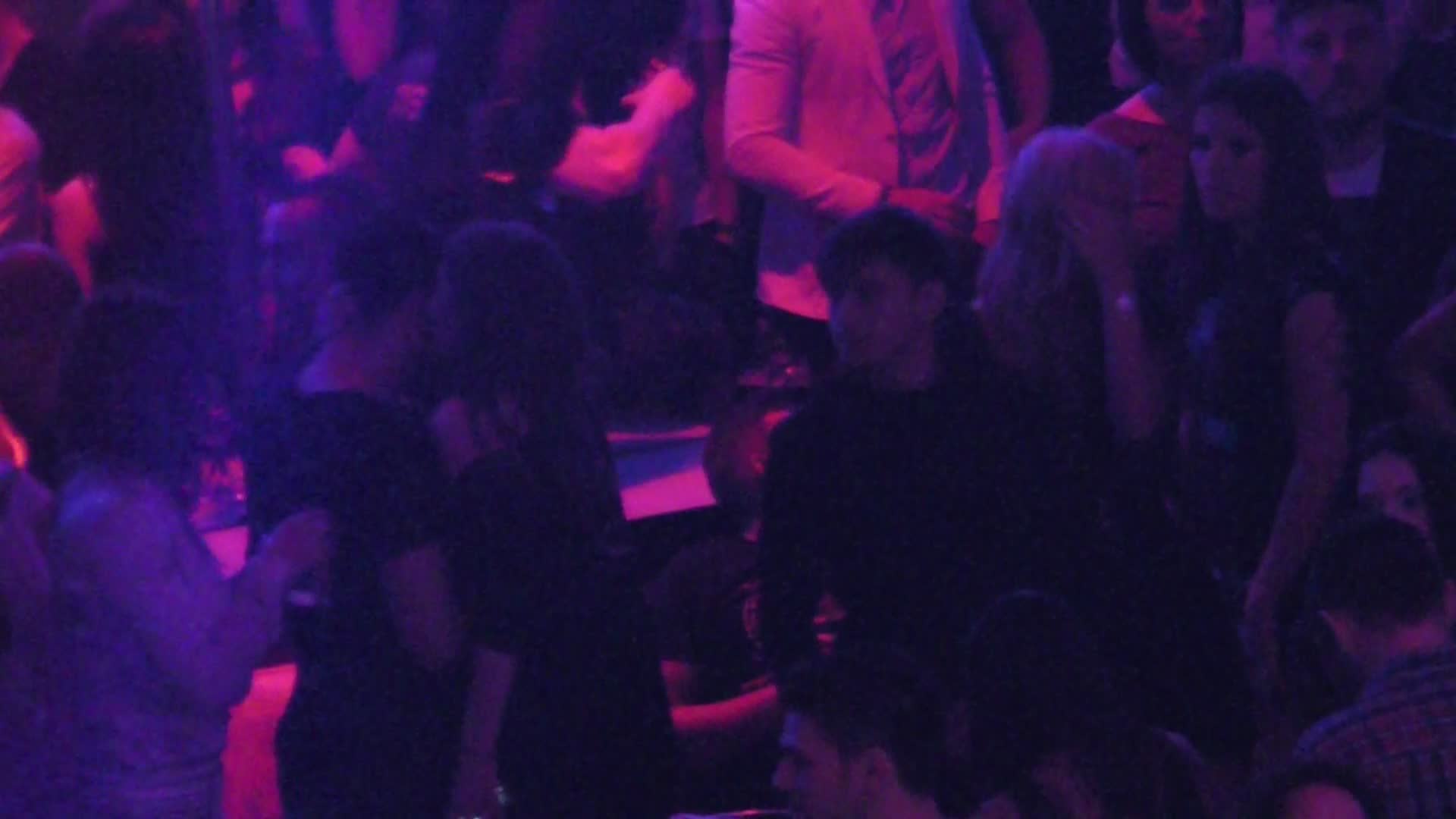 Dupa ce a terminat discutia cu fiul cel mic, tanara a trecut la cel mare