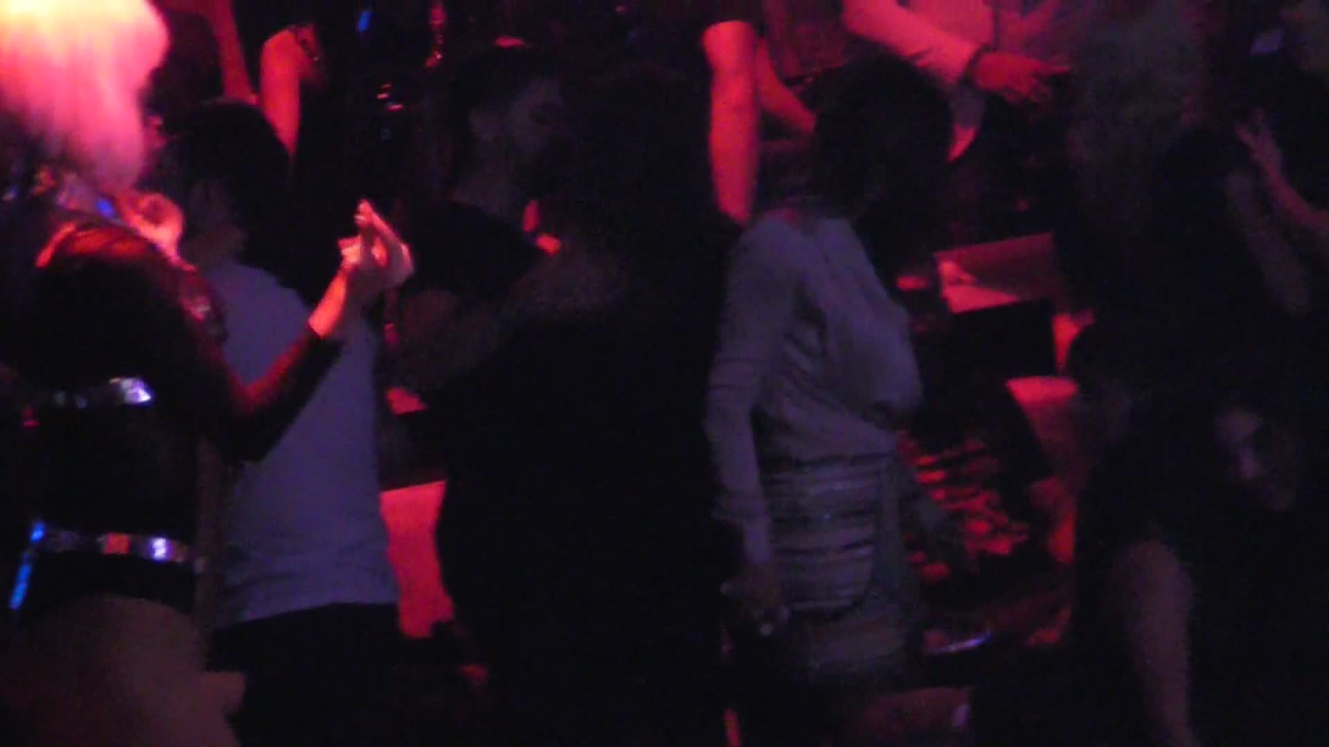 Adi o imbratiseaza pe satena, sub privirile fratelui sau