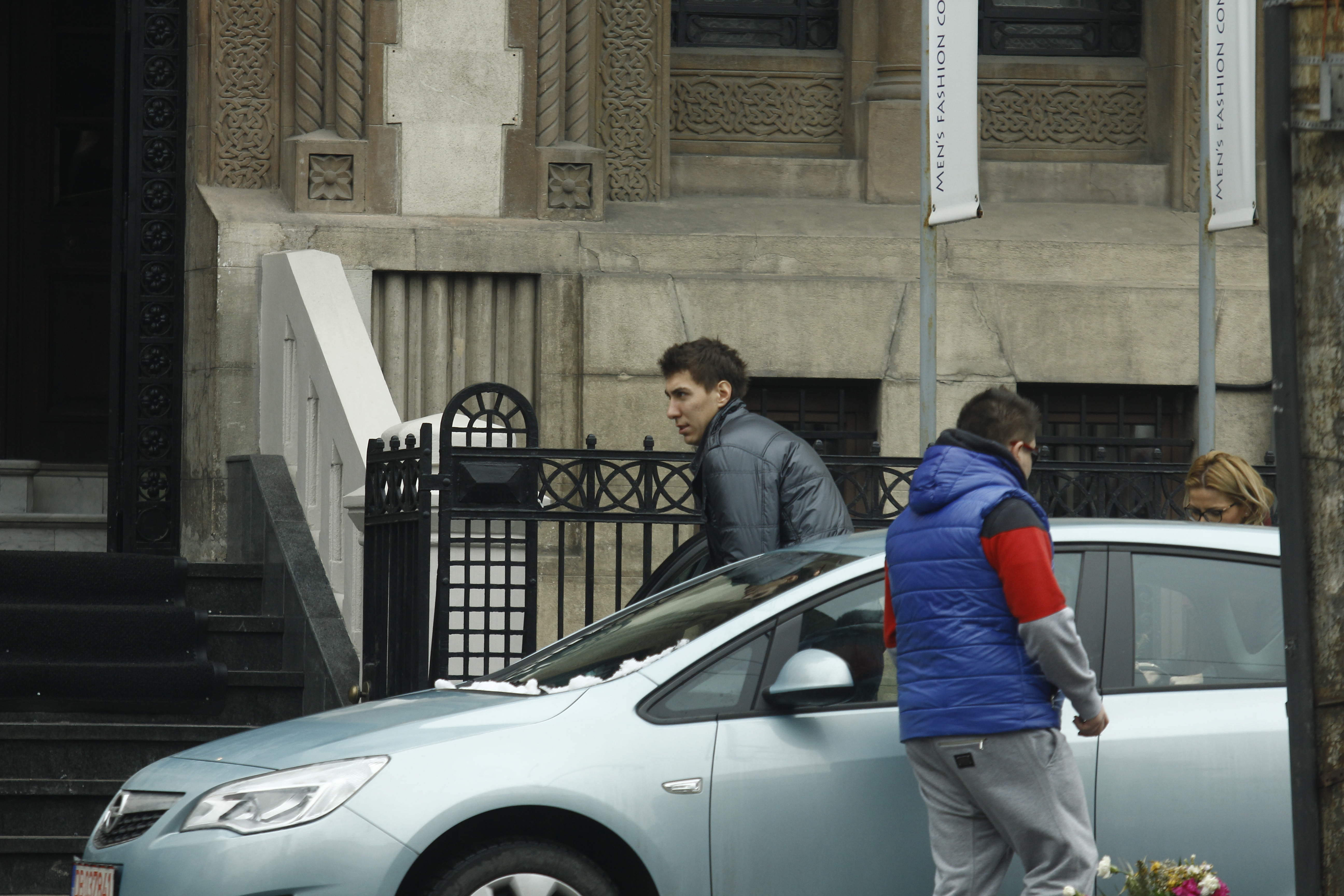 Barbatul a mers la cumparaturi alaturi de un prieten