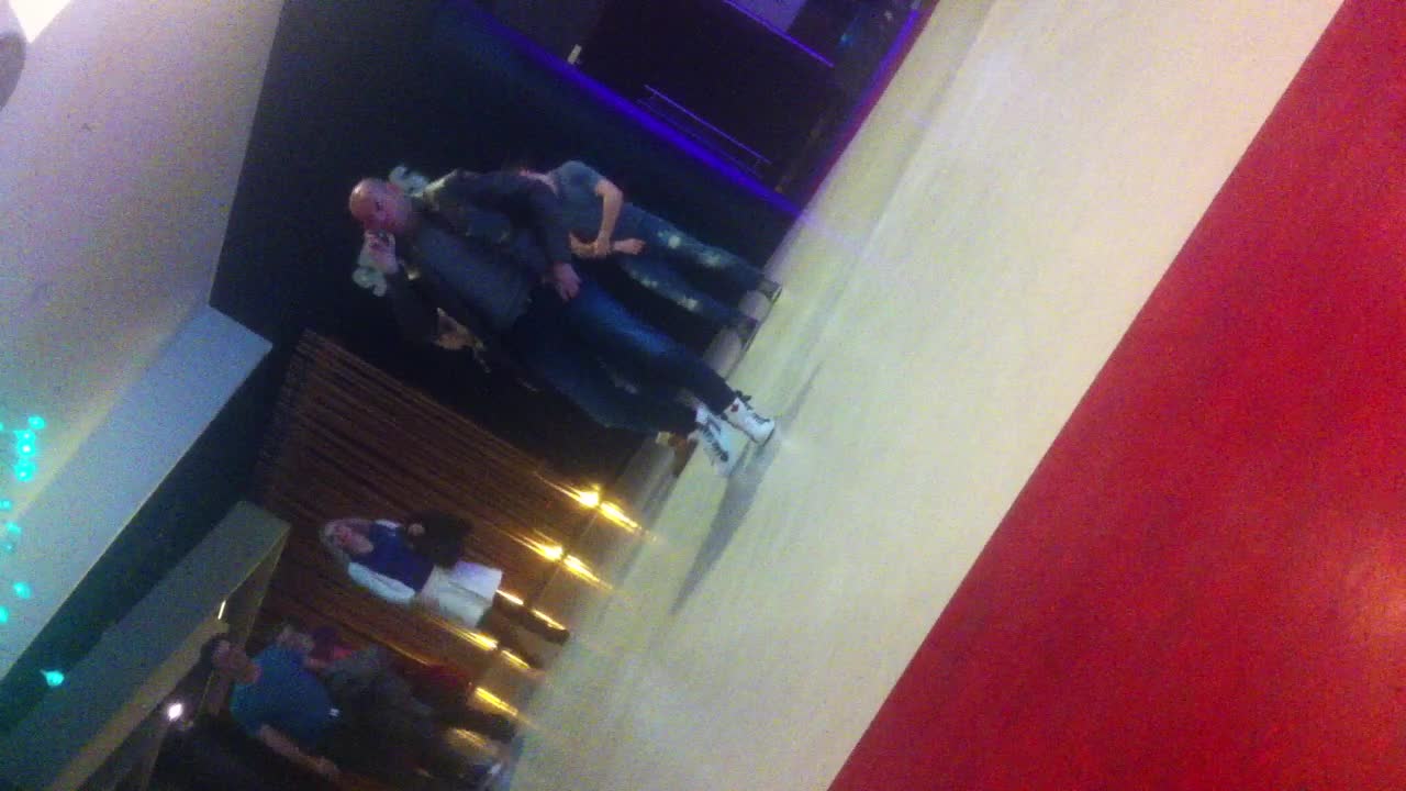 Bogdan vorbeste tot timpul la telefon cu sotia sa